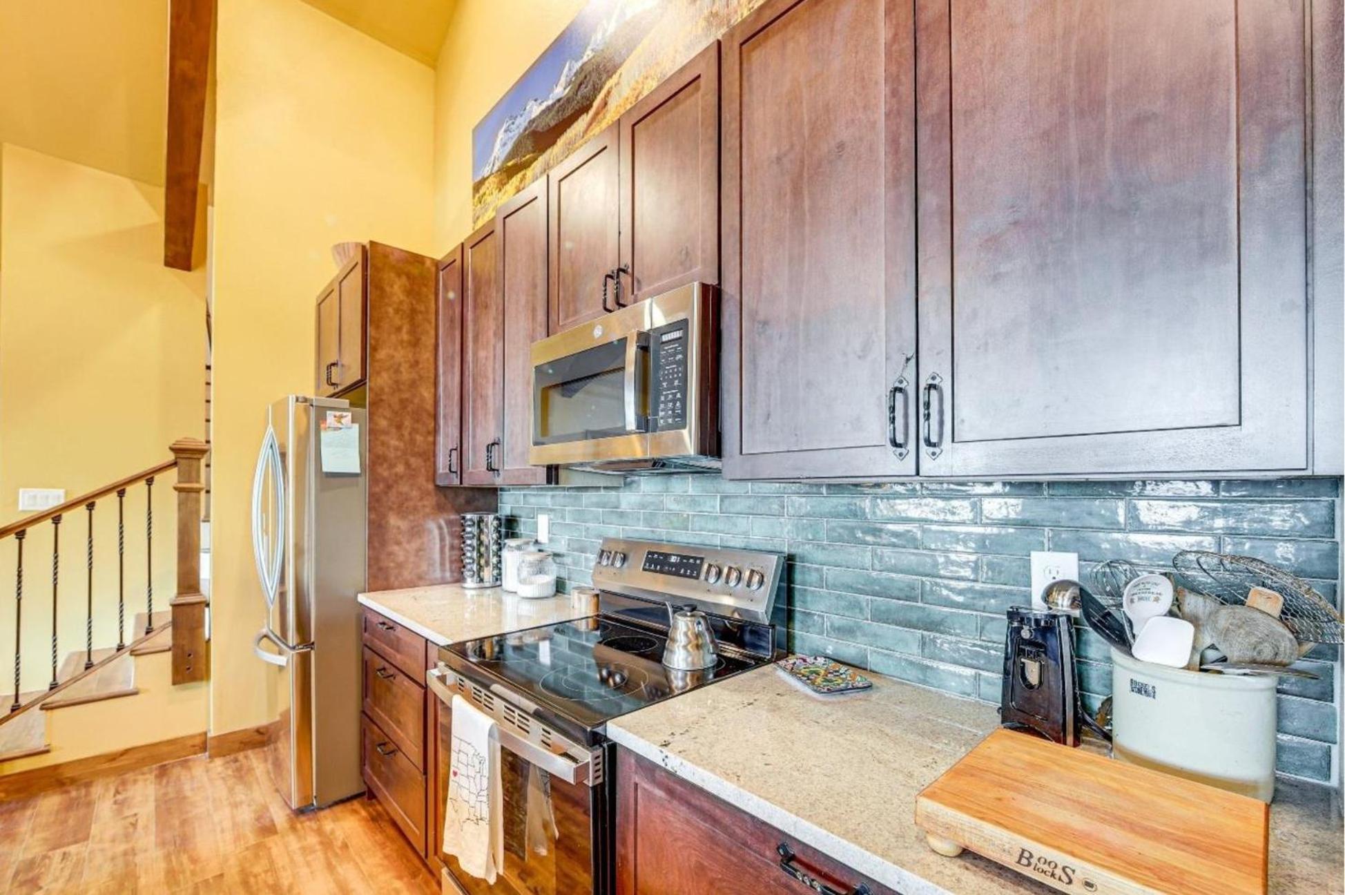 New Mountain Home, Amazing Unobstructed Lake & Mountain Views, Hot Tub, Close to Town!