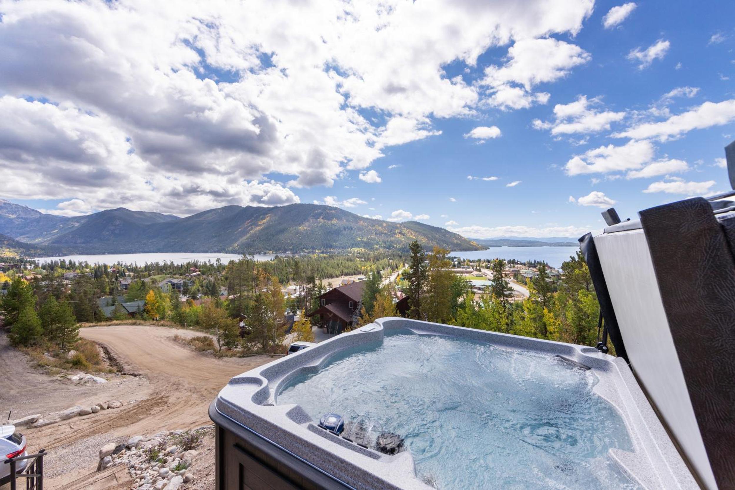 New Mountain Home, Amazing Unobstructed Lake & Mountain Views, Hot Tub, Close to Town!