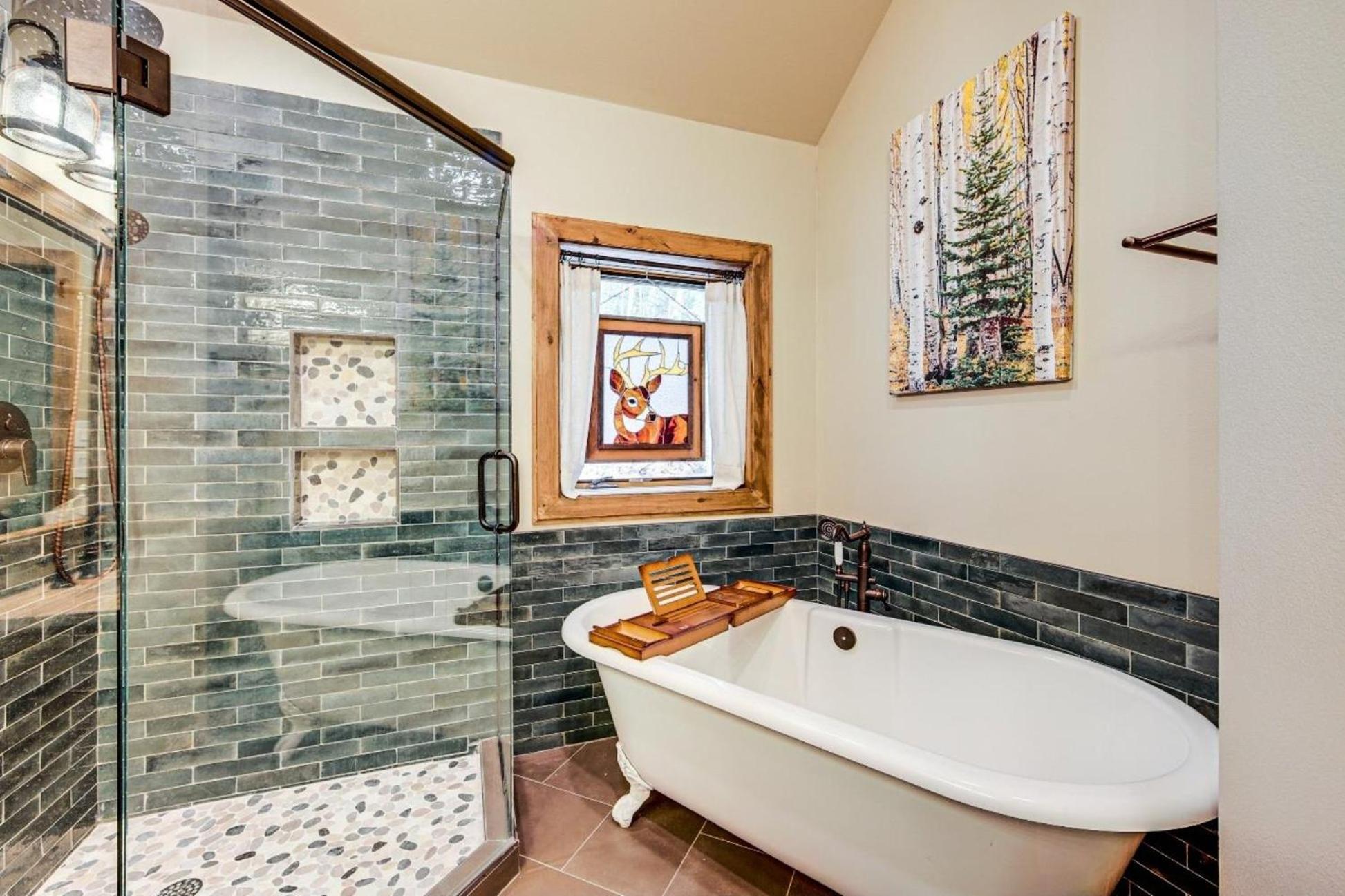 New Mountain Home, Amazing Unobstructed Lake & Mountain Views, Hot Tub, Close to Town!