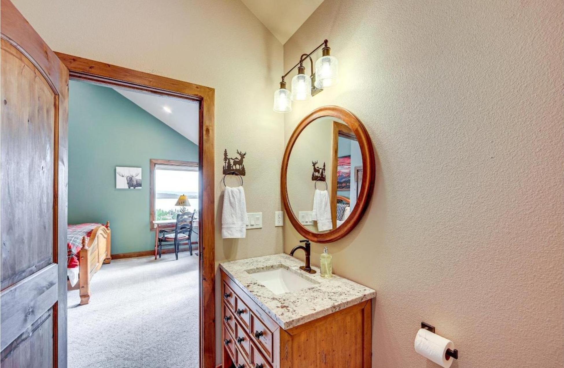 New Mountain Home, Amazing Unobstructed Lake & Mountain Views, Hot Tub, Close to Town!