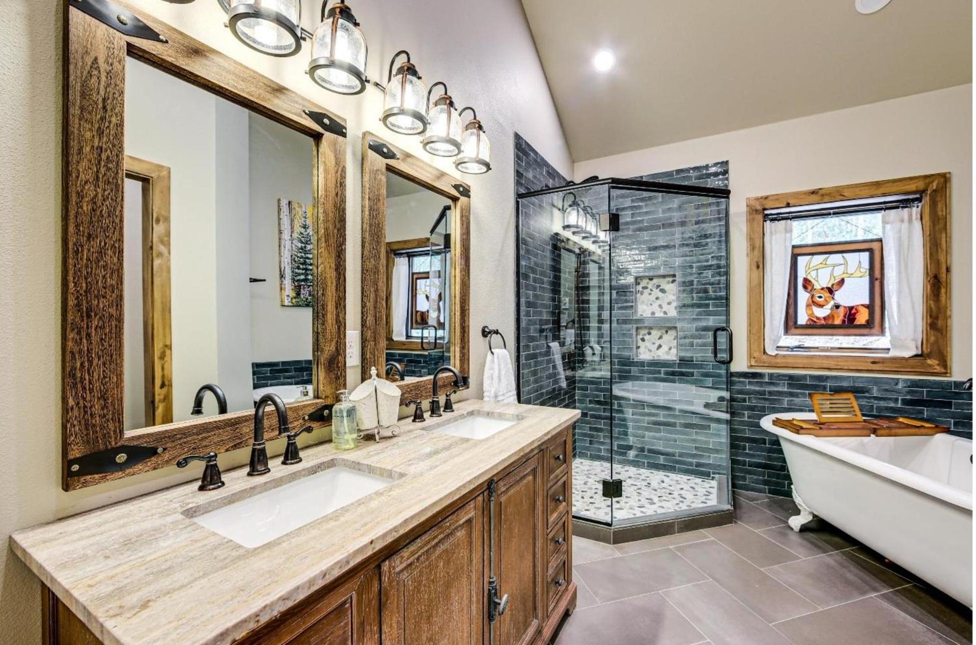 New Mountain Home, Amazing Unobstructed Lake & Mountain Views, Hot Tub, Close to Town!