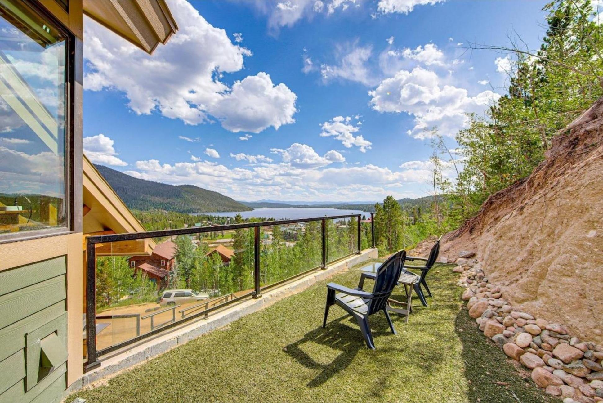 New Mountain Home, Amazing Unobstructed Lake & Mountain Views, Hot Tub, Close to Town!