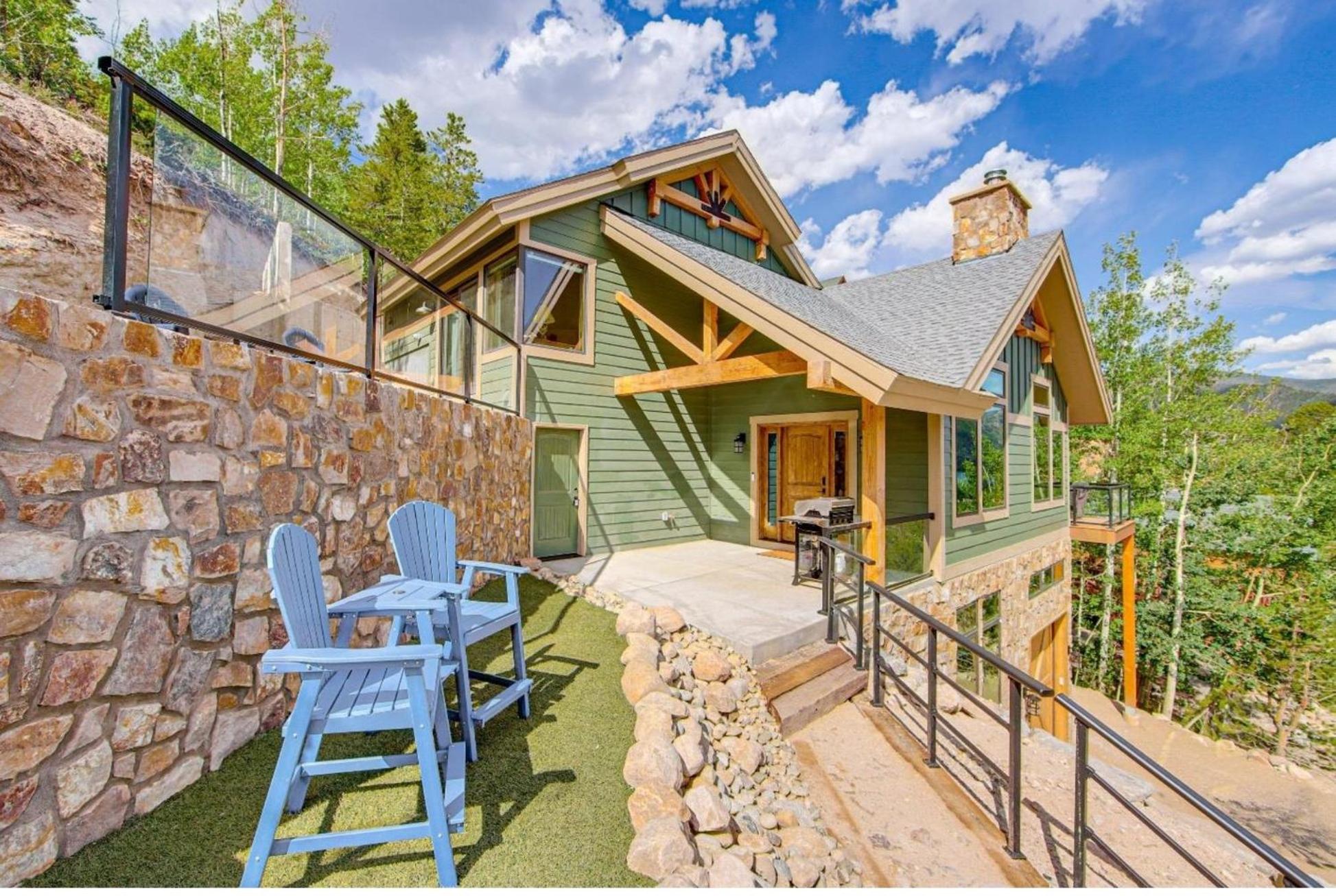 New Mountain Home, Amazing Unobstructed Lake & Mountain Views, Hot Tub, Close to Town!