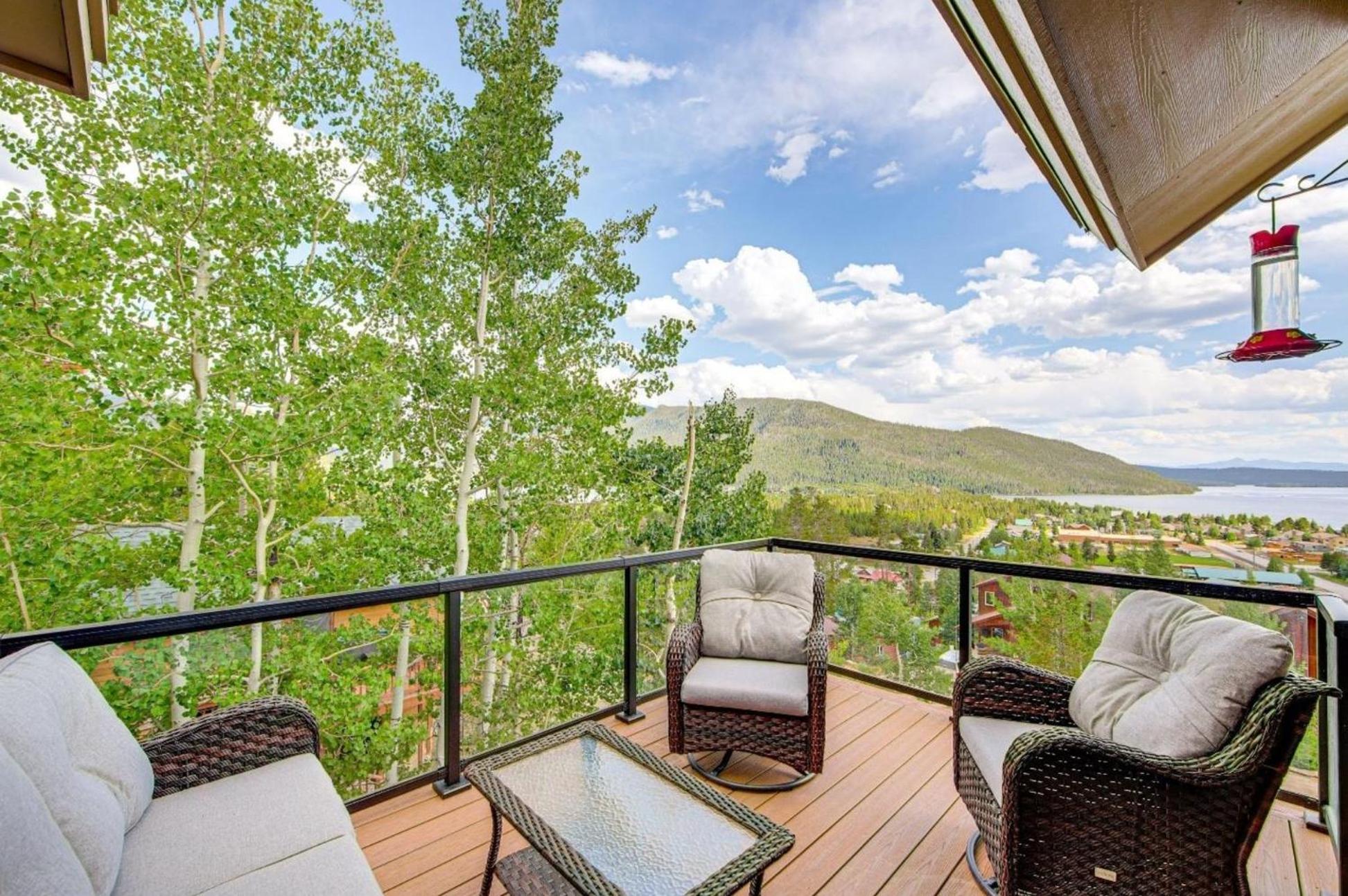 New Mountain Home, Amazing Unobstructed Lake & Mountain Views, Hot Tub, Close to Town!