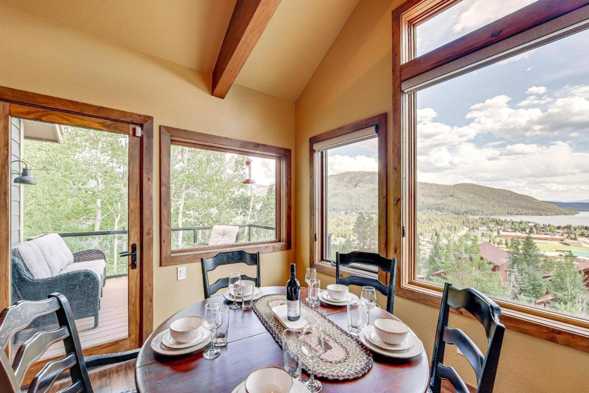 New Mountain Home, Amazing Unobstructed Lake & Mountain Views, Hot Tub, Close to Town!