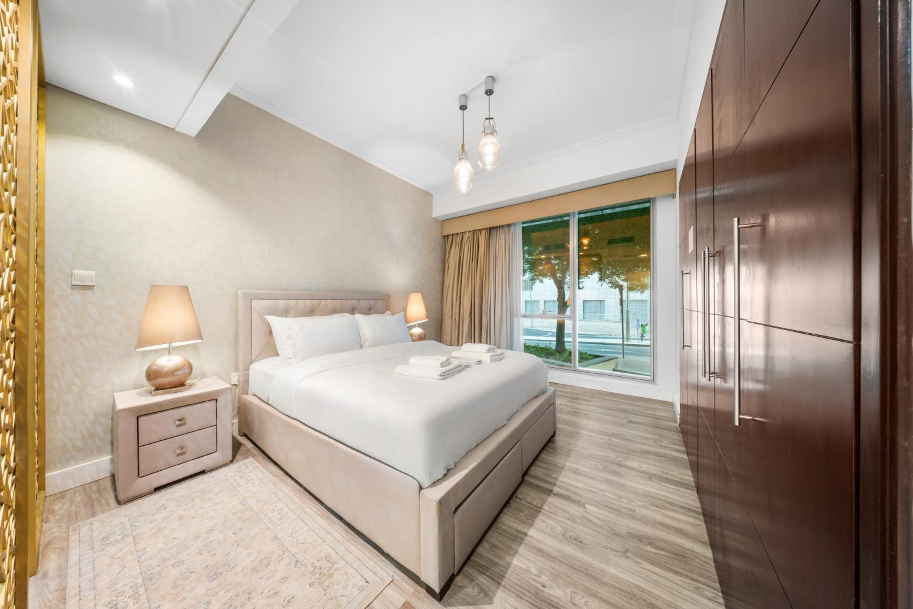 Prime Dubai Marina Spot - Beach, Dining and leisure