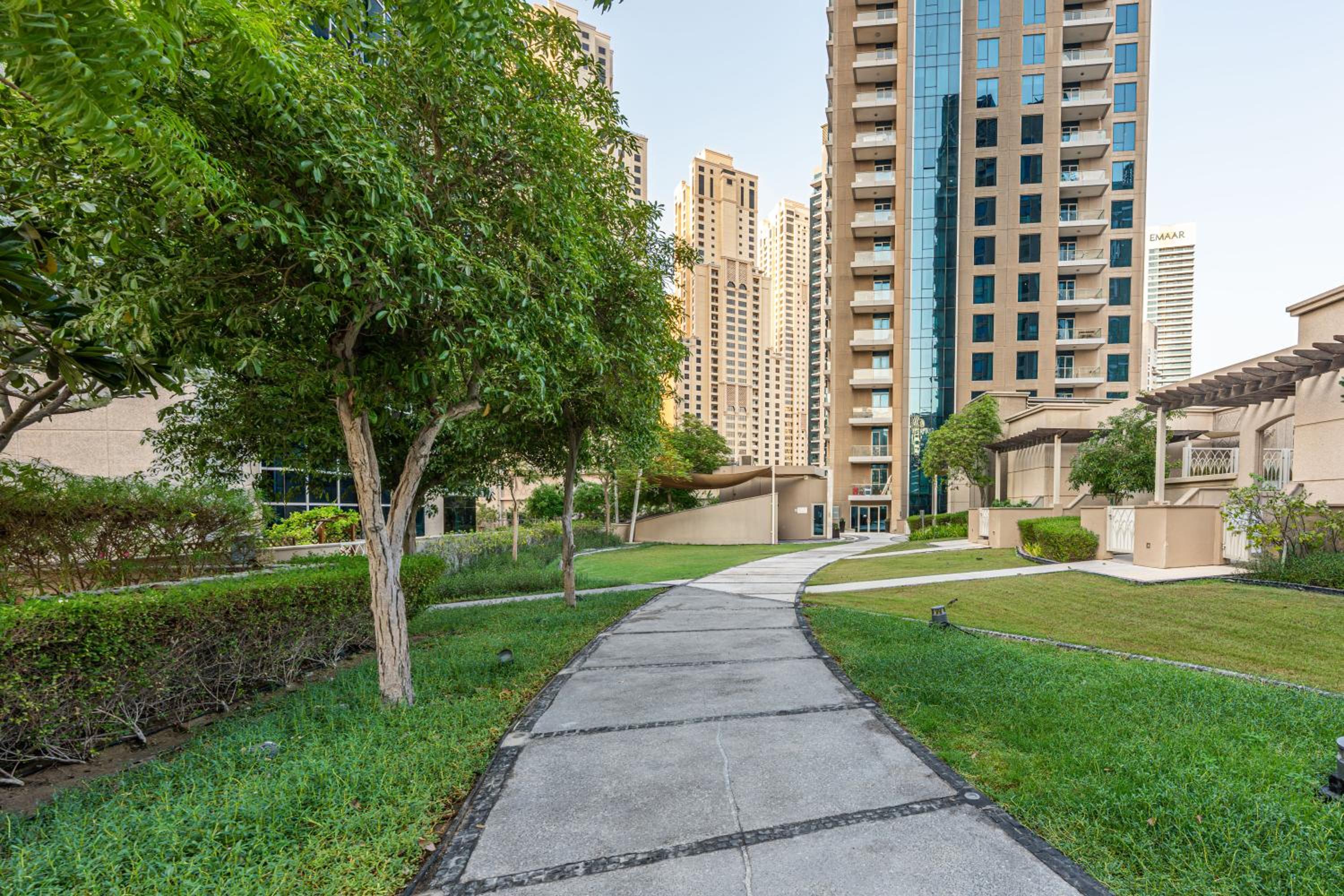 Prime Dubai Marina Spot - Beach, Dining and leisure