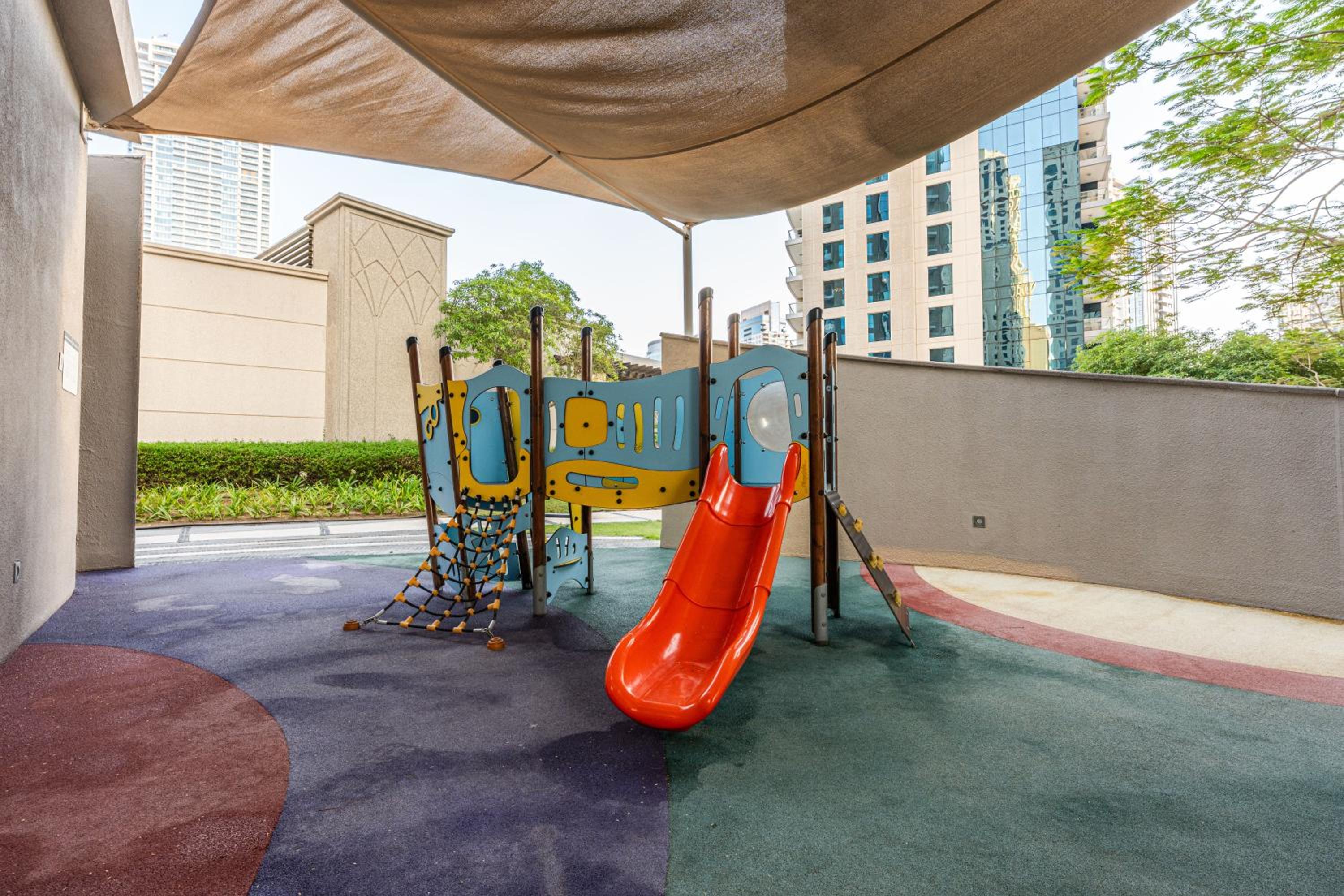 Prime Dubai Marina Spot - Beach, Dining and leisure
