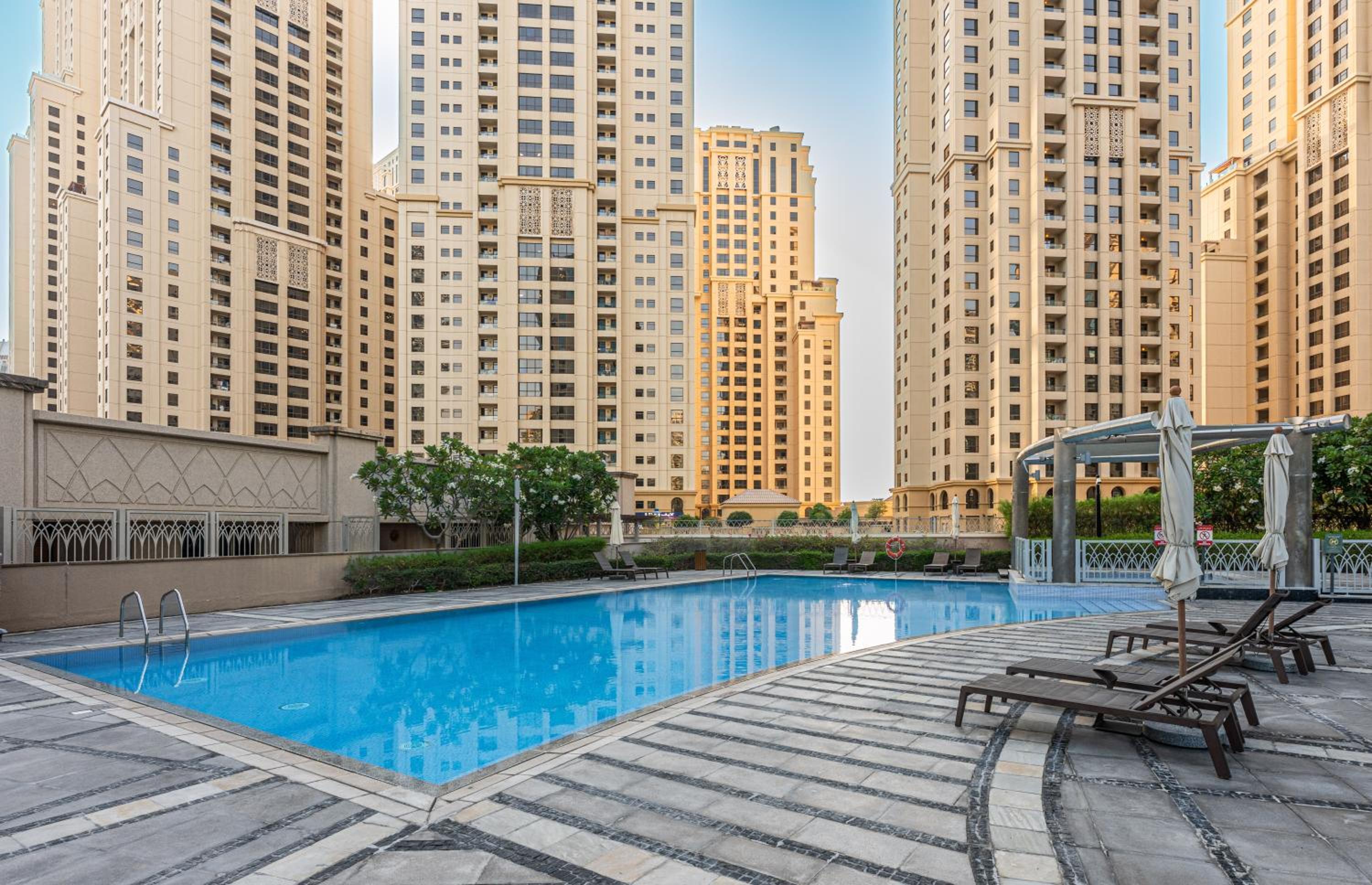 Prime Dubai Marina Spot - Beach, Dining and leisure