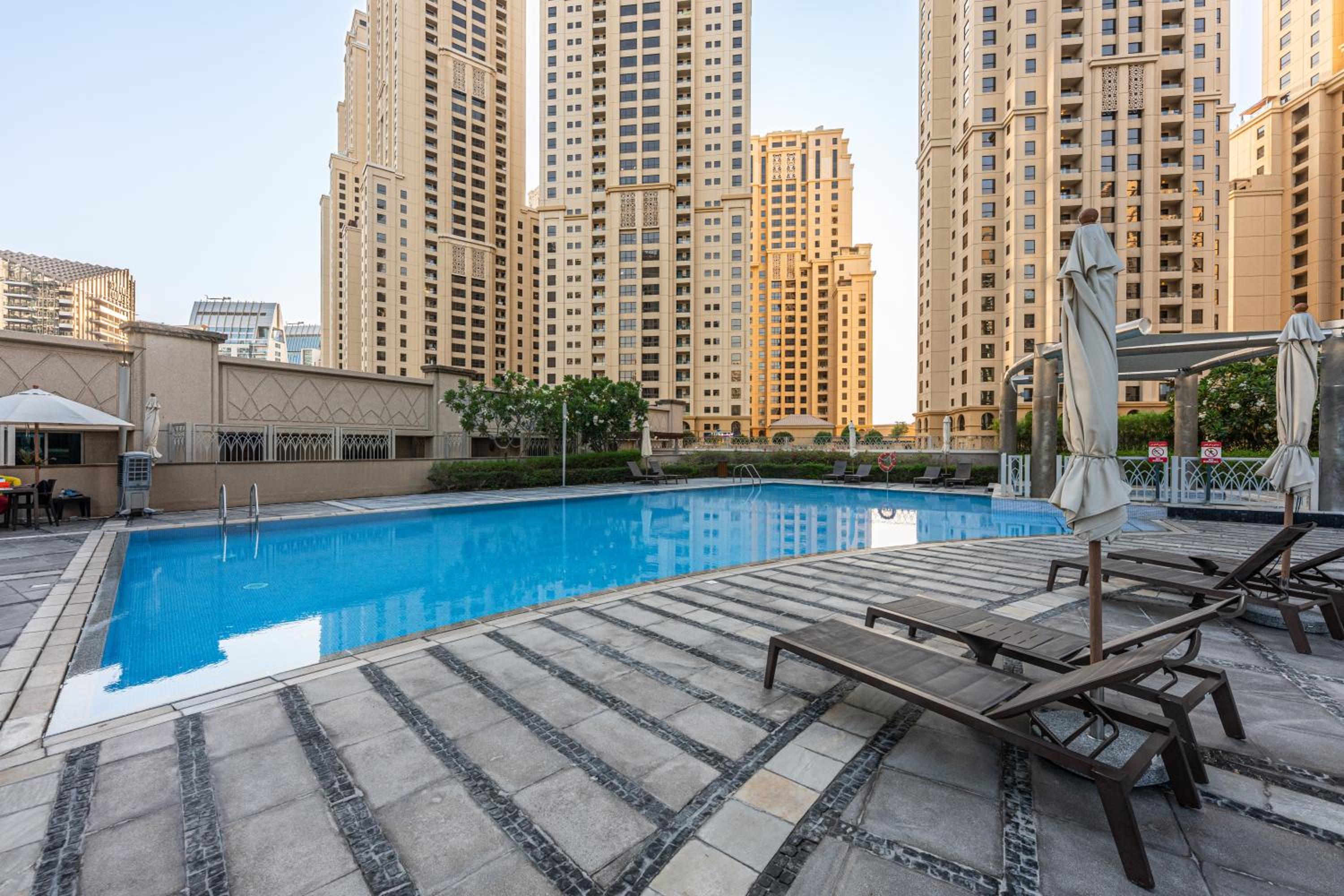 Prime Dubai Marina Spot - Beach, Dining and leisure