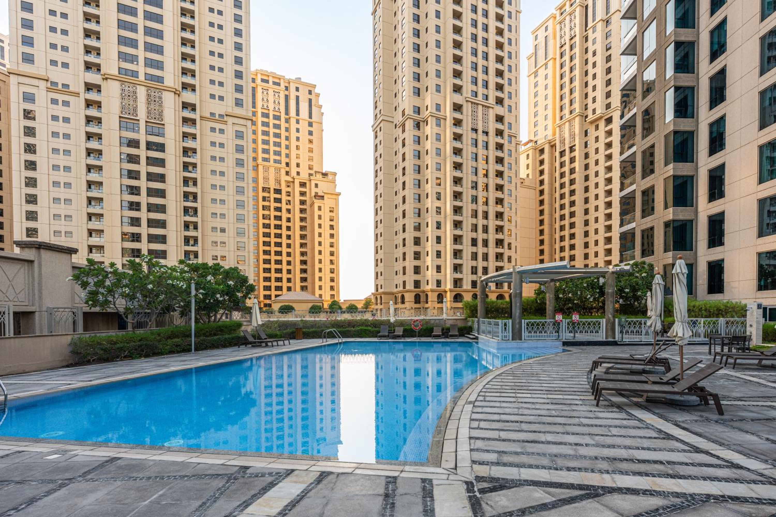 Prime Dubai Marina Spot - Beach, Dining and leisure