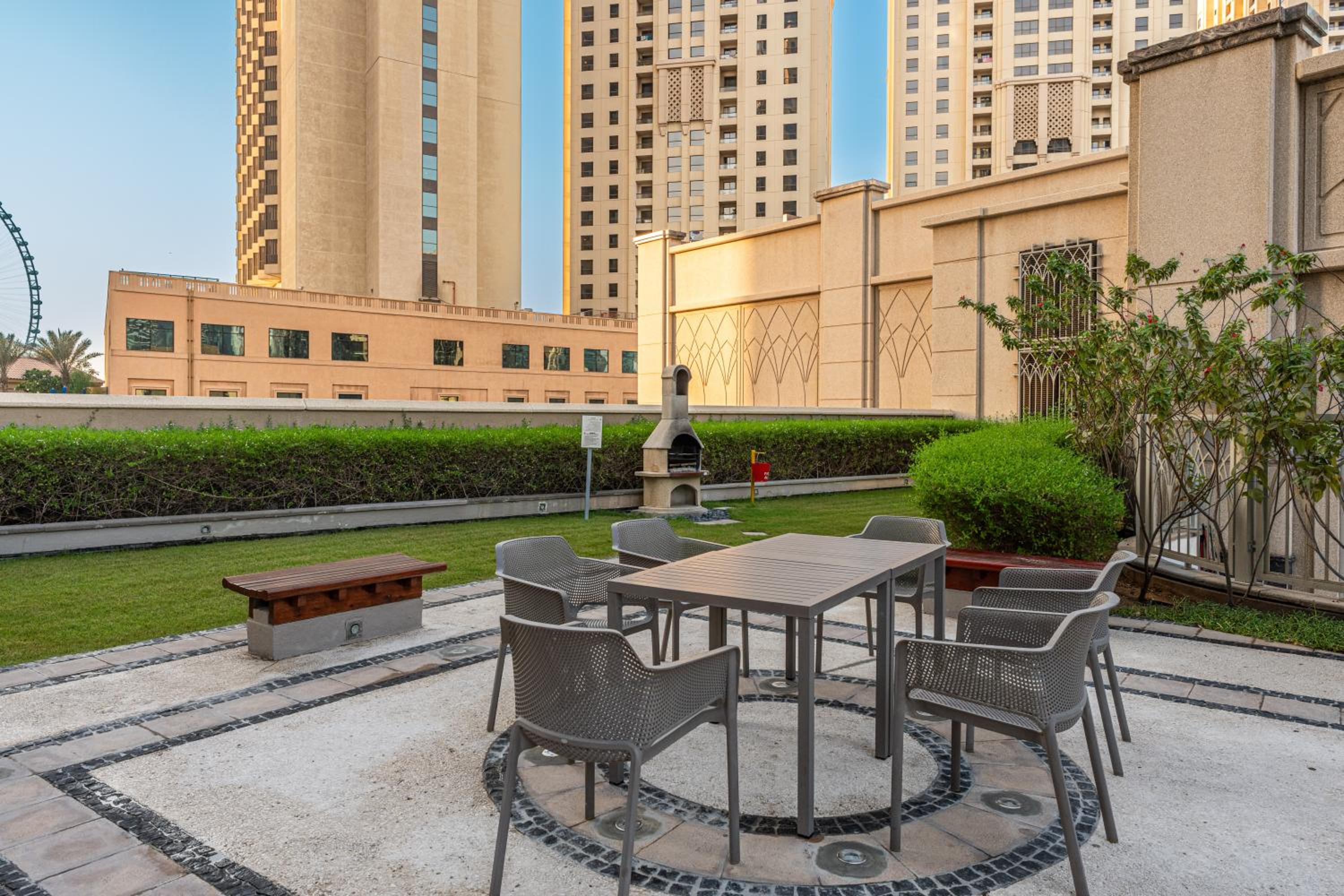 Prime Dubai Marina Spot - Beach, Dining and leisure