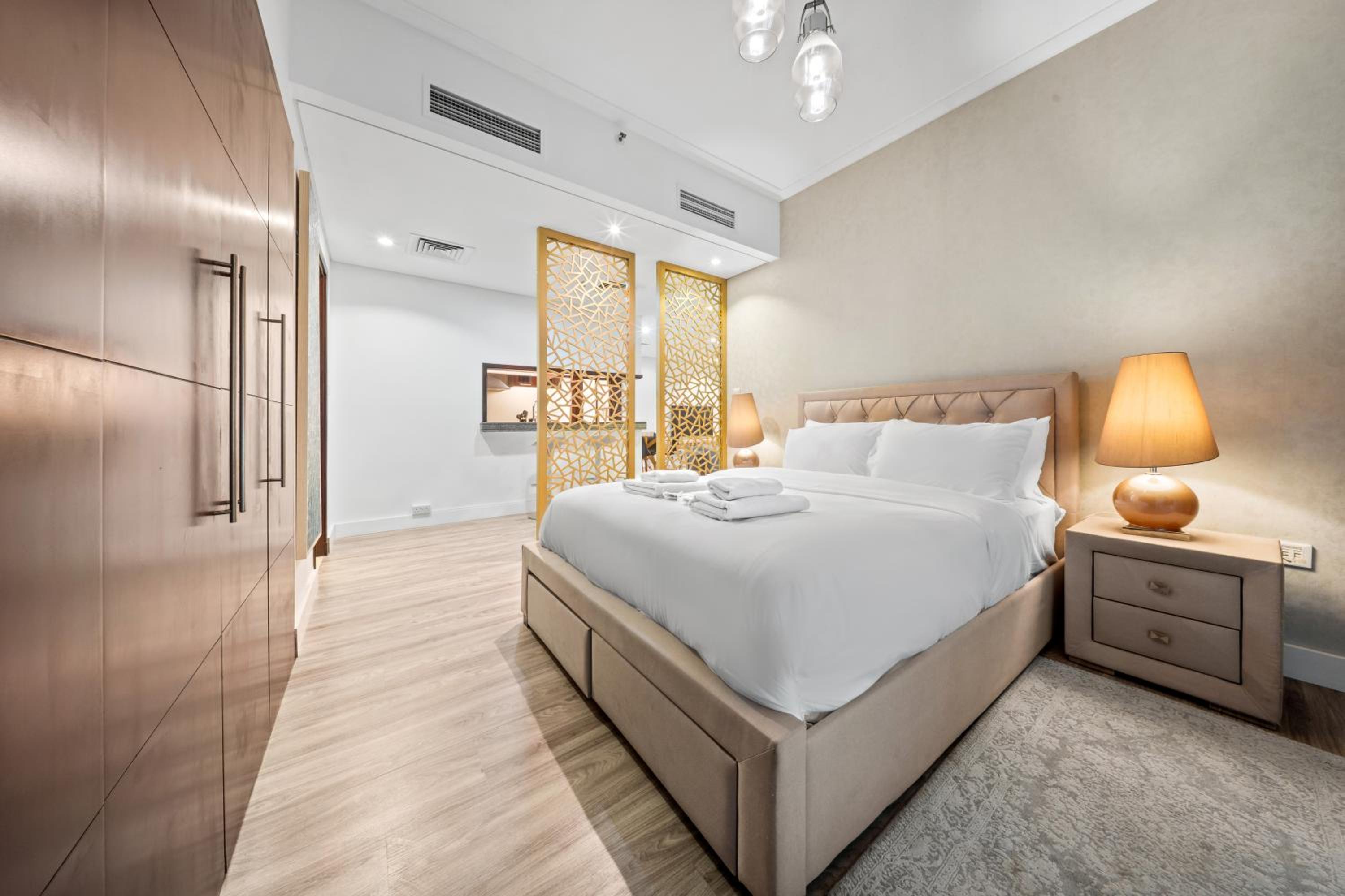 Prime Dubai Marina Spot - Beach, Dining and leisure