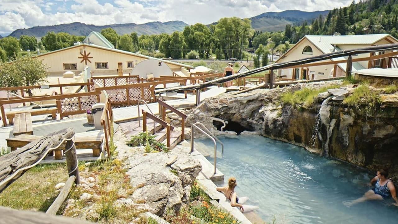 New Mountain Home, Amazing Unobstructed Lake & Mountain Views, Hot Tub, Close to Town!