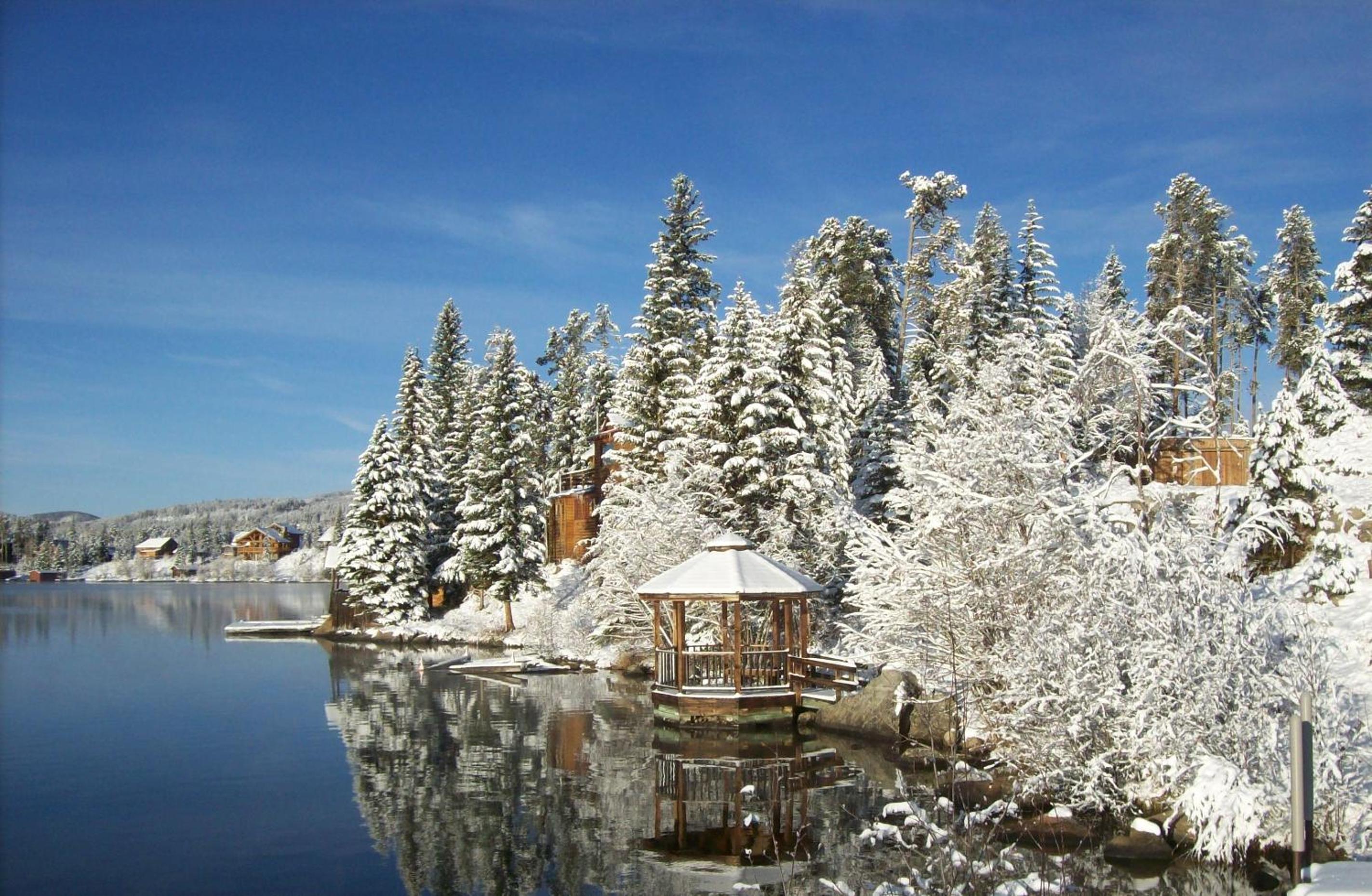 New Mountain Home, Amazing Unobstructed Lake & Mountain Views, Hot Tub, Close to Town!