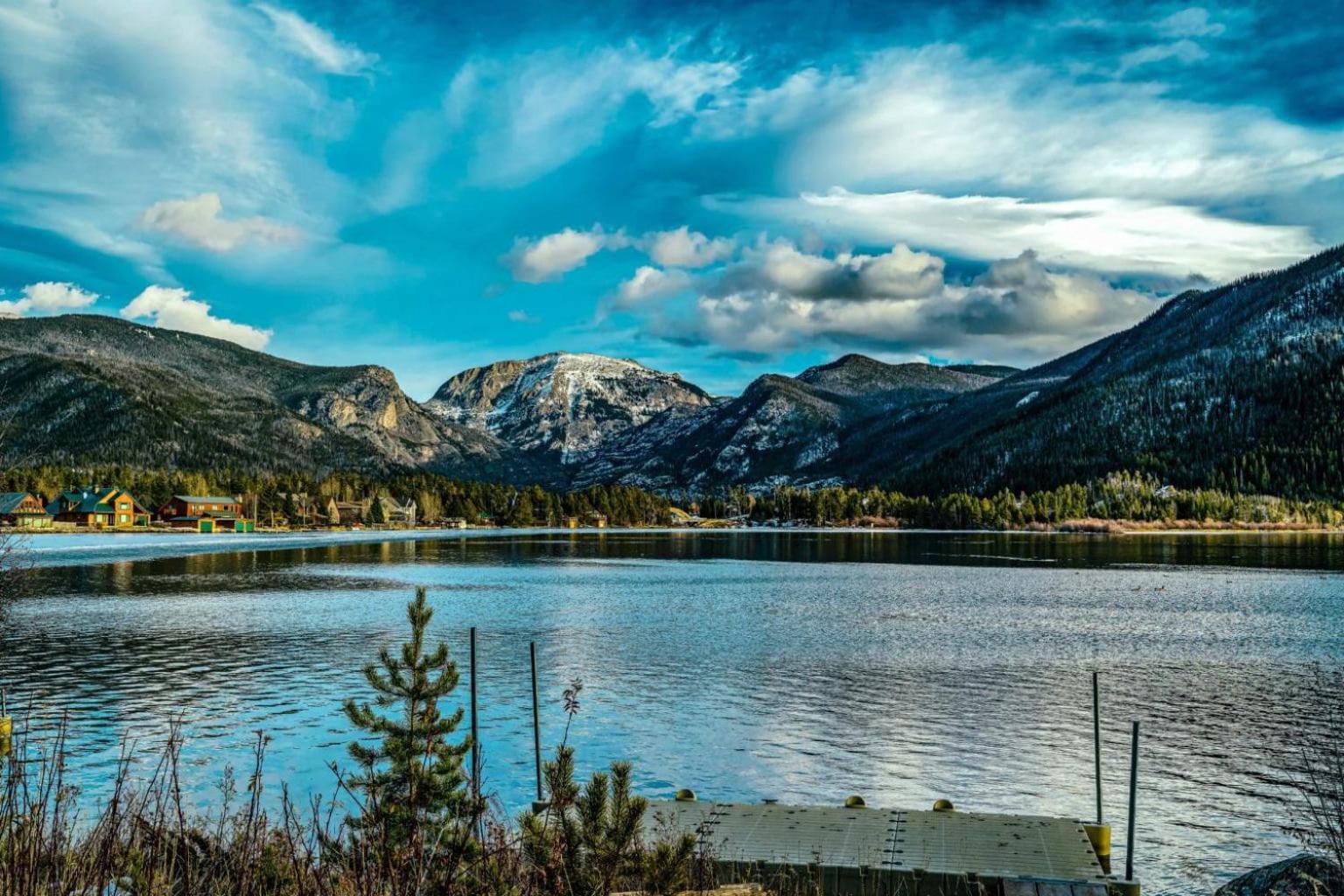 New Mountain Home, Amazing Unobstructed Lake & Mountain Views, Hot Tub, Close to Town!