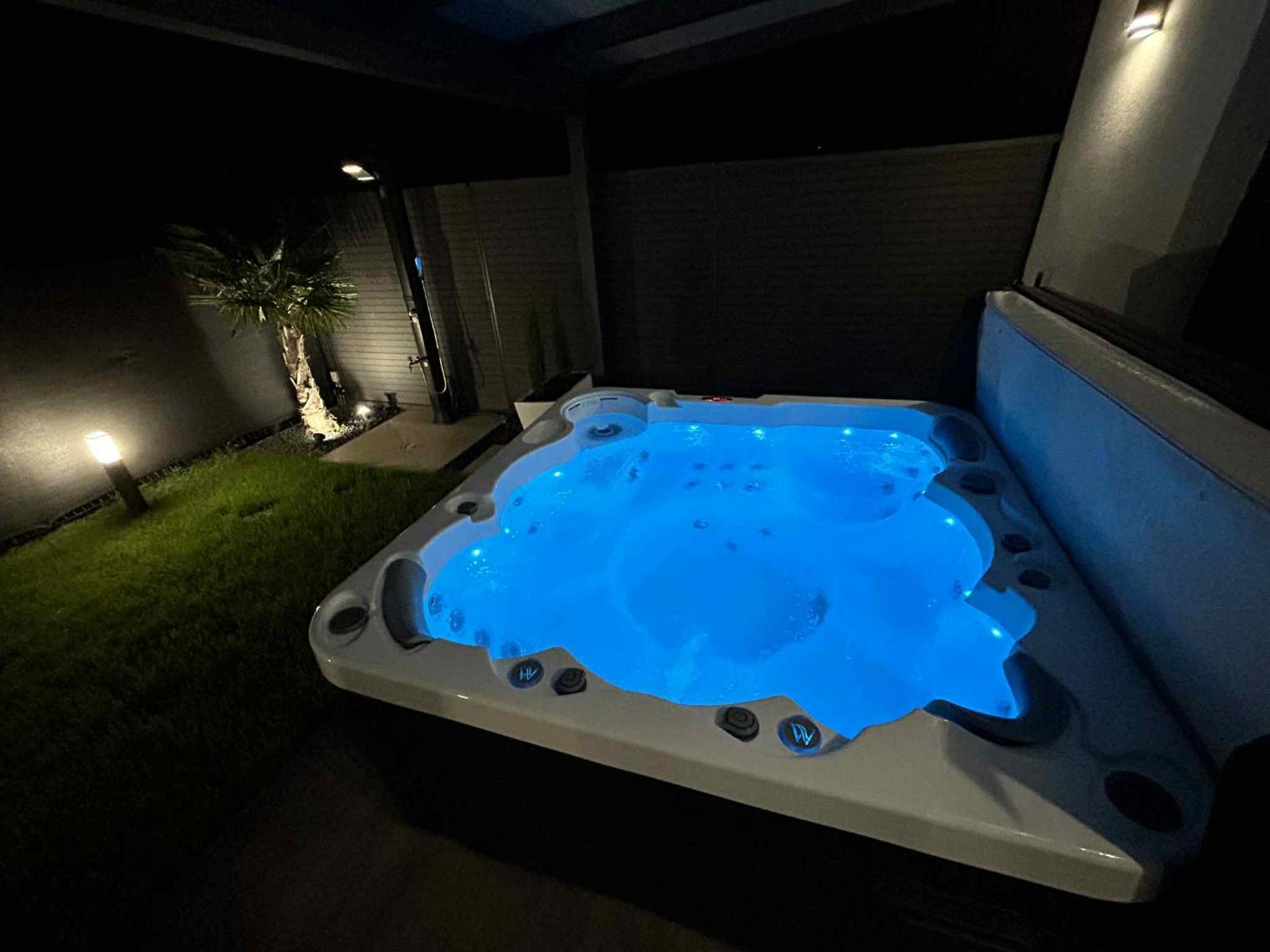 Waikiki Apartman House with Jacuzzi