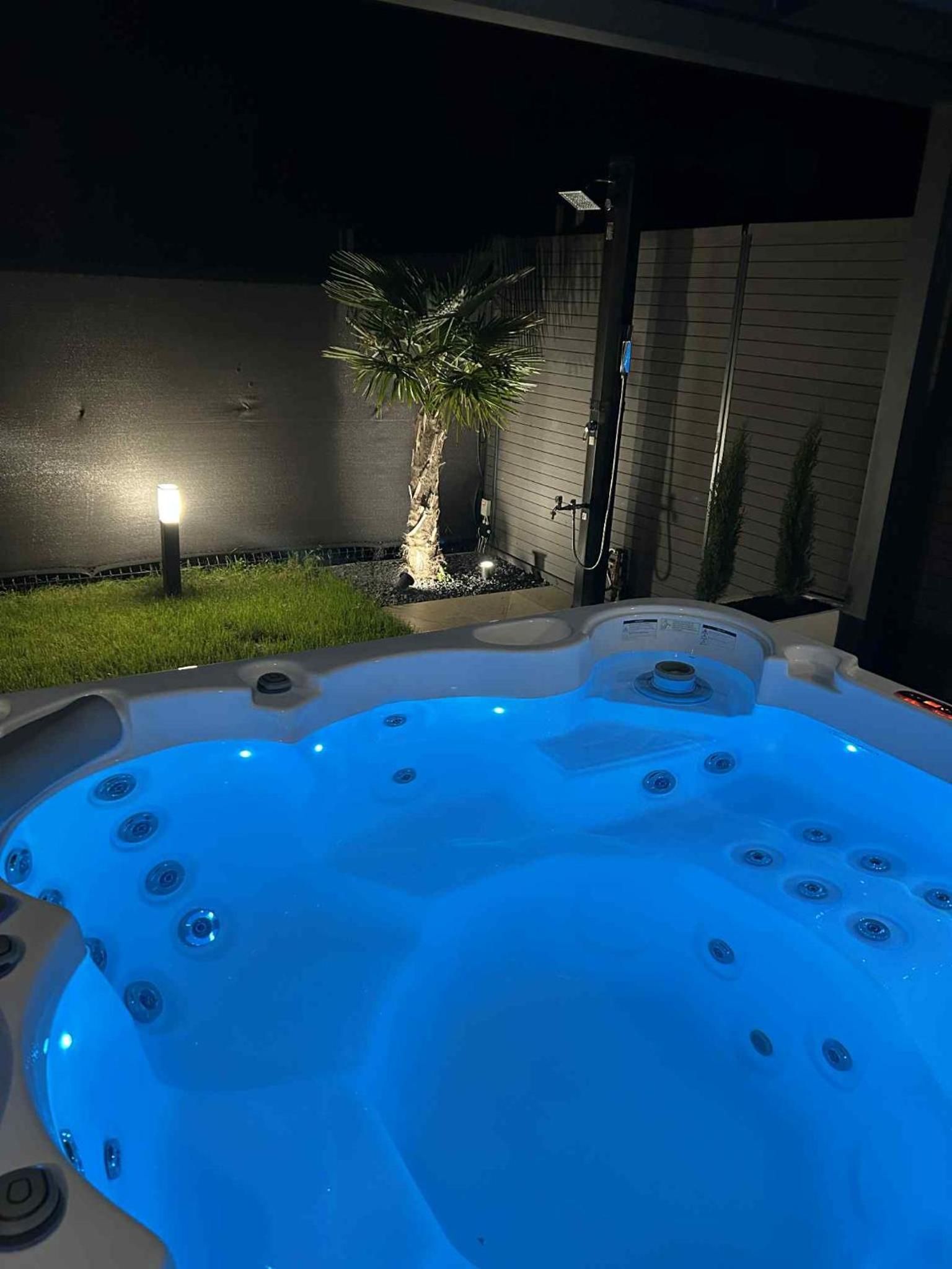 Waikiki Apartman House with Jacuzzi