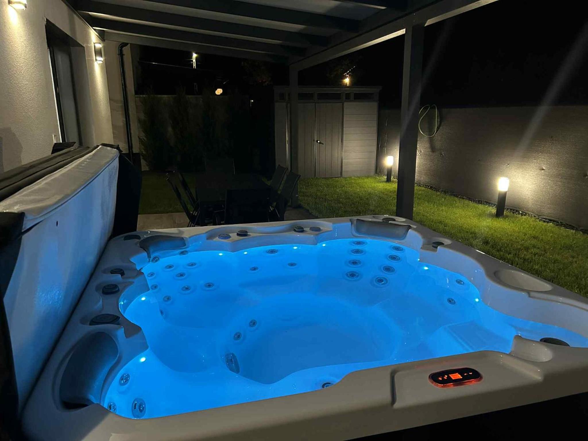Waikiki Apartman House with Jacuzzi