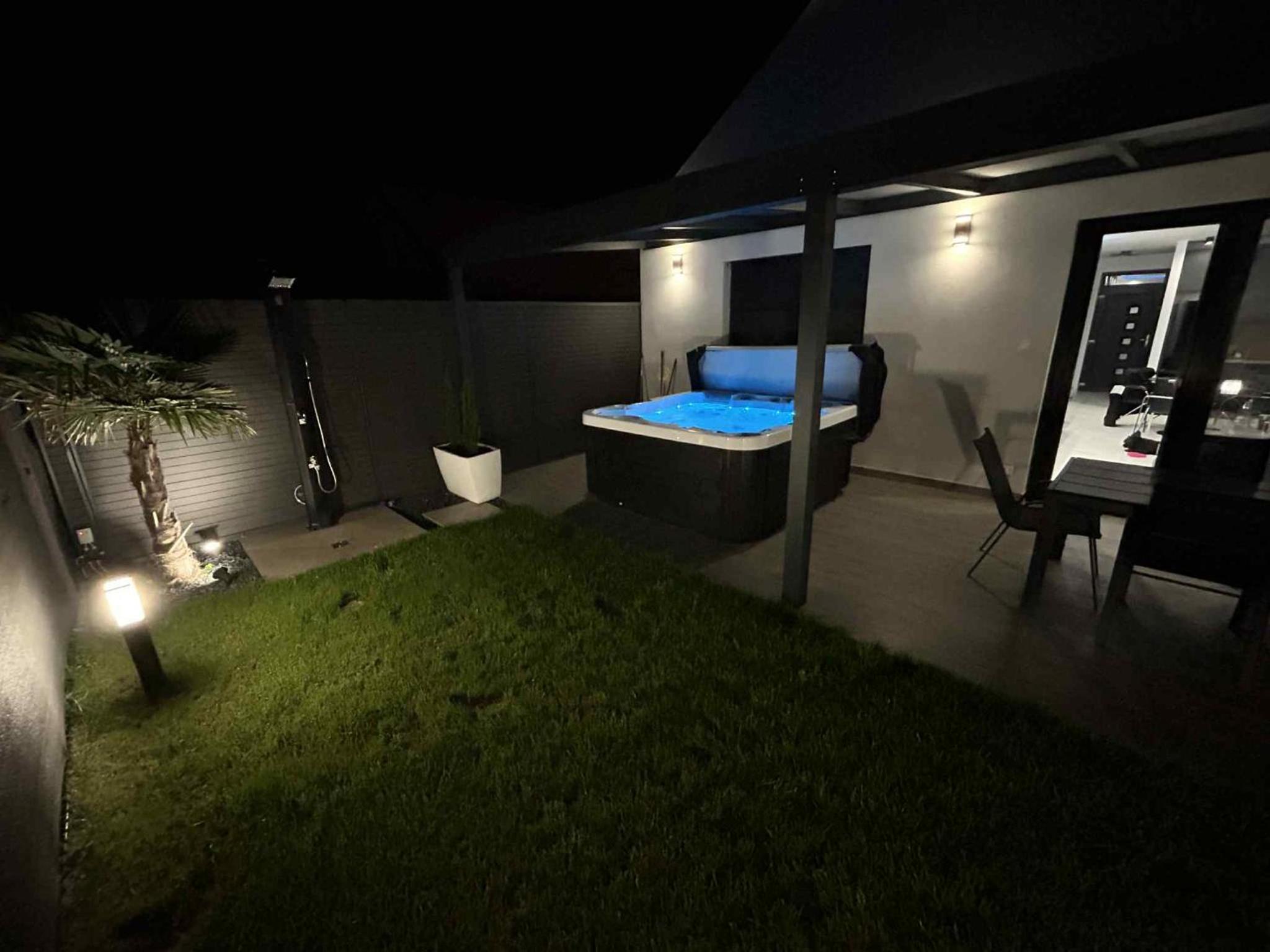 Waikiki Apartman House with Jacuzzi