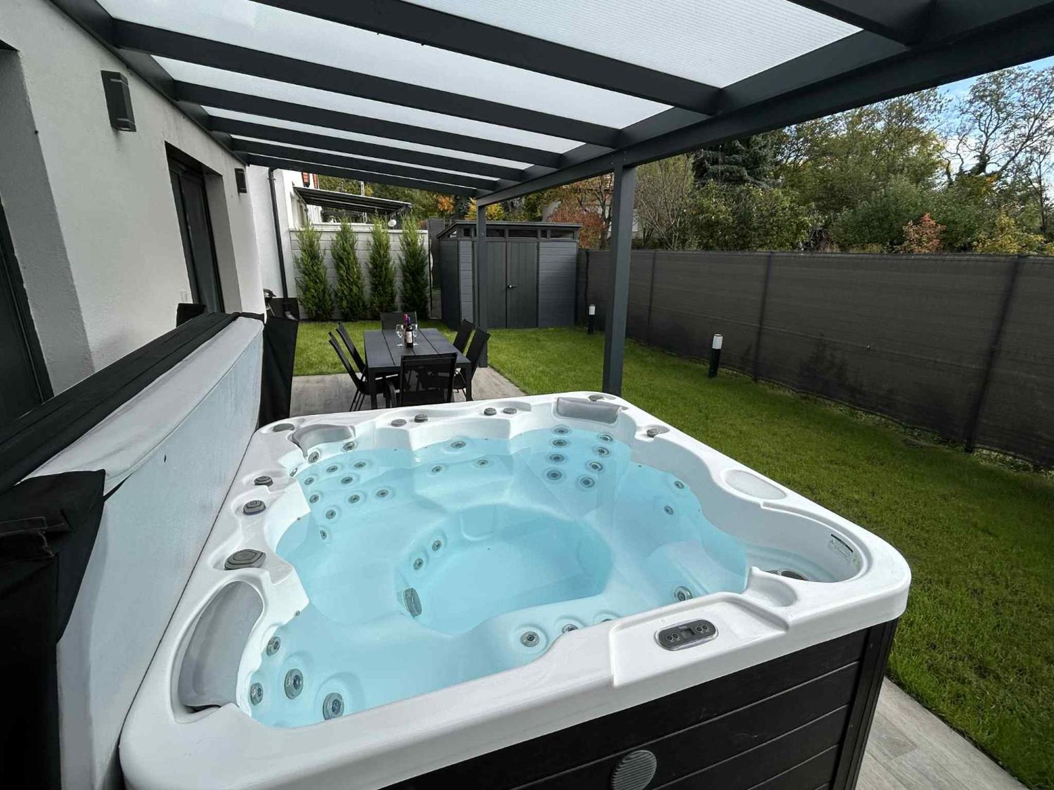 Waikiki Apartman House with Jacuzzi
