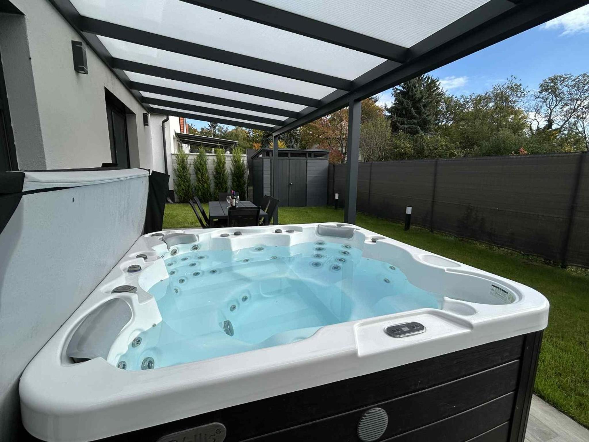Waikiki Apartman House with Jacuzzi