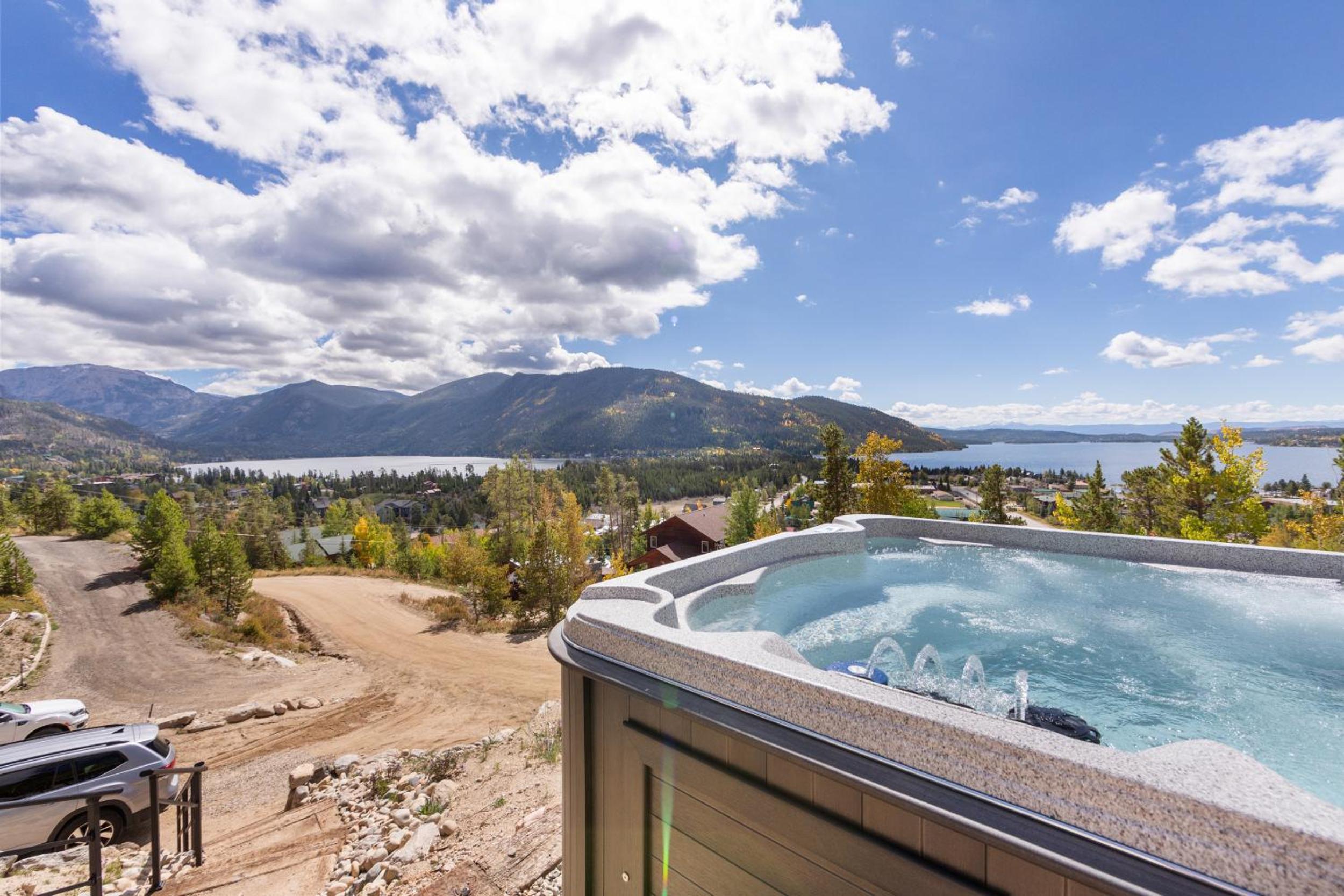 New Mountain Home, Amazing Unobstructed Lake & Mountain Views, Hot Tub, Close to Town!