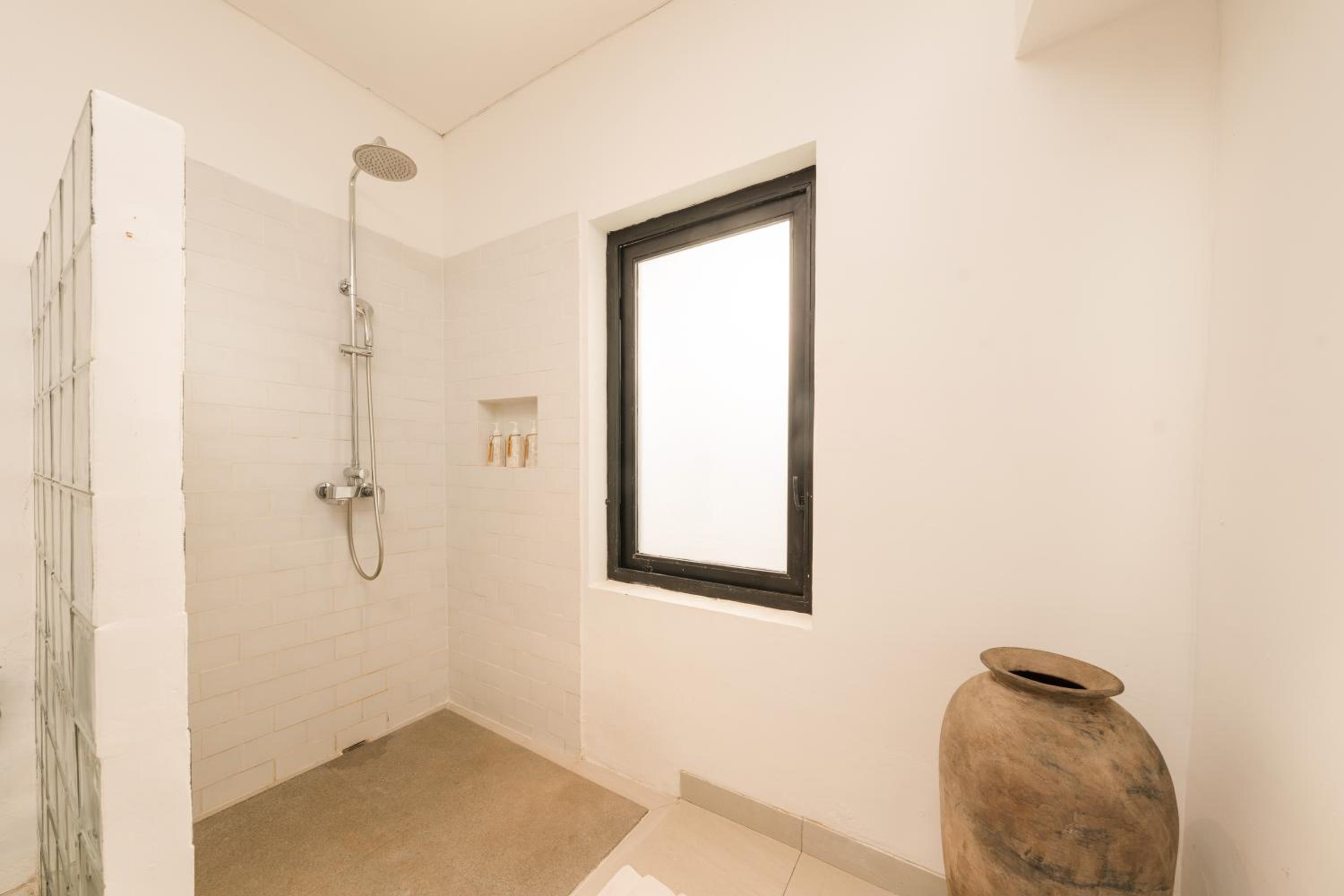 Spacious 5BR Modern Simplicity, Near Canggu's Best