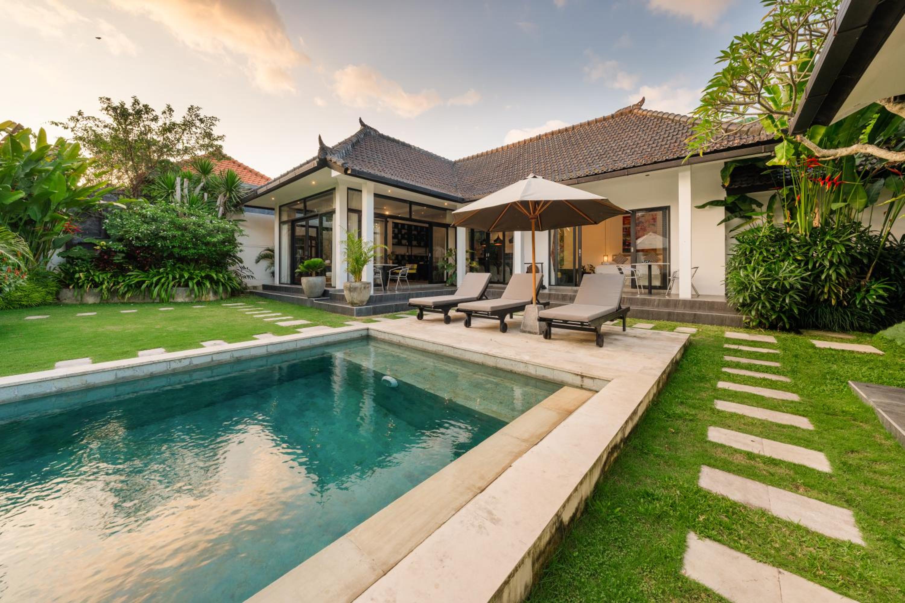 Elegant Modern 4BR Retreat in the Heart of Berawa