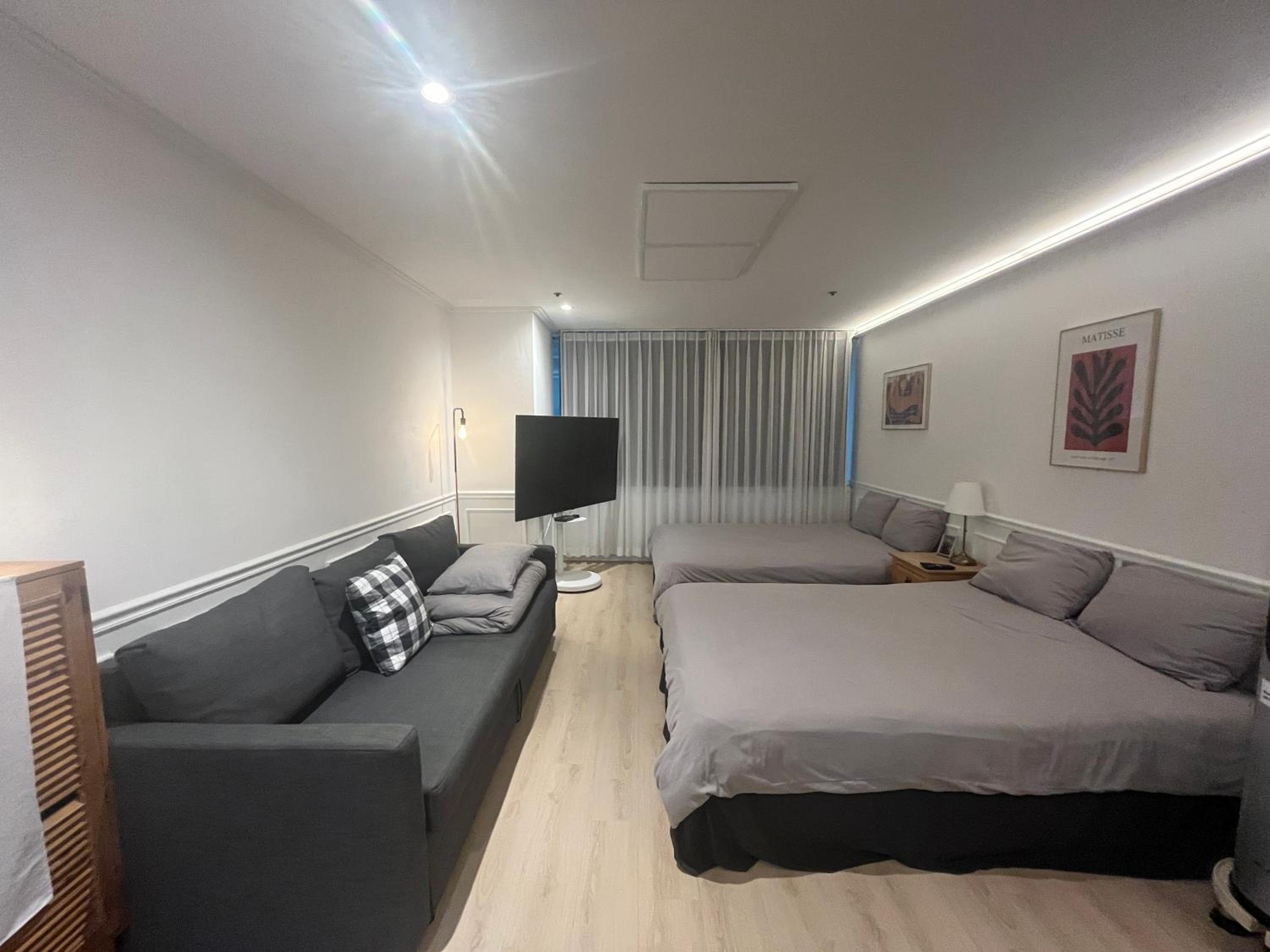 Direct Elevator to Hongik Univ Station, NEW by 13yr Superhost, Professionally Maintained