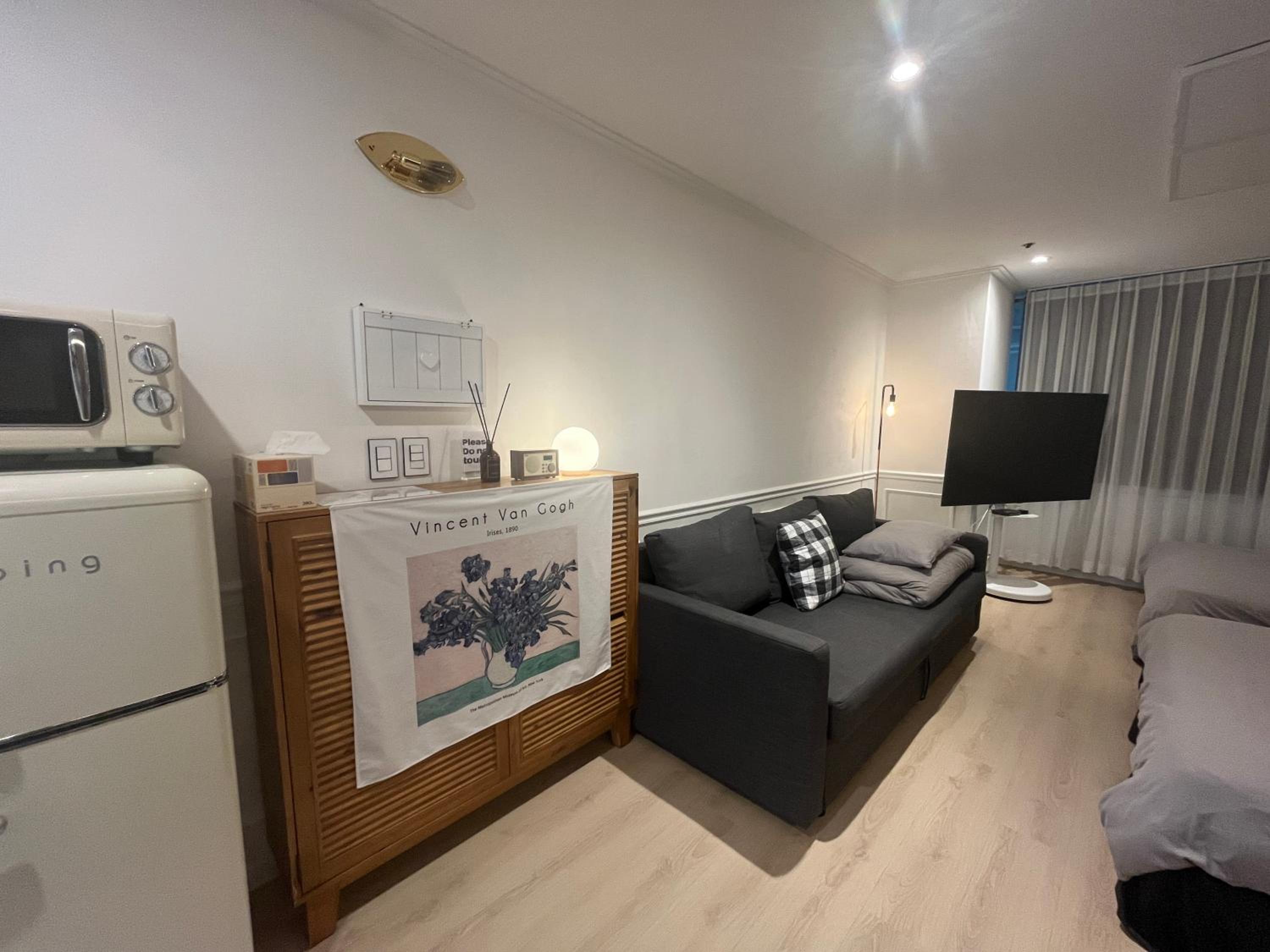 Direct Elevator to Hongik Univ Station, NEW by 13yr Superhost, Professionally Maintained