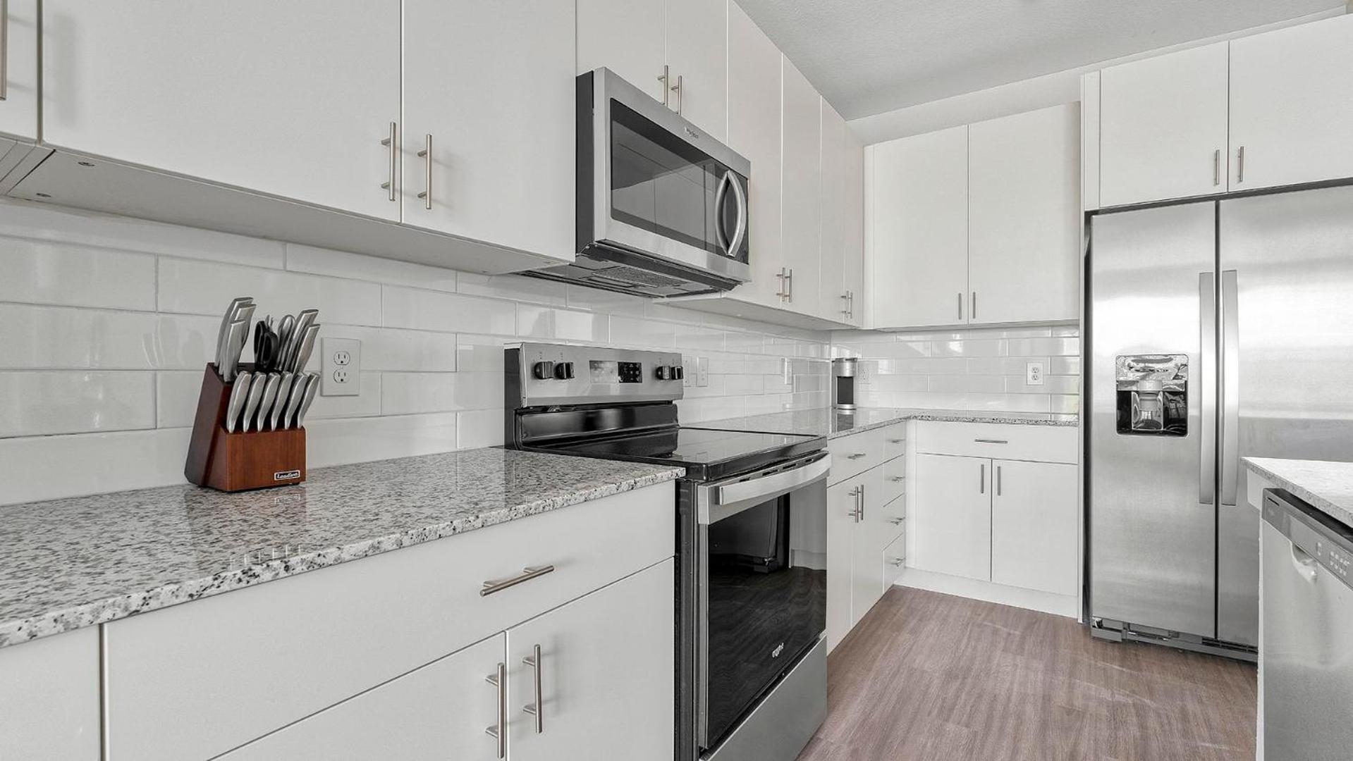 Landing Stunning 1BD Gym