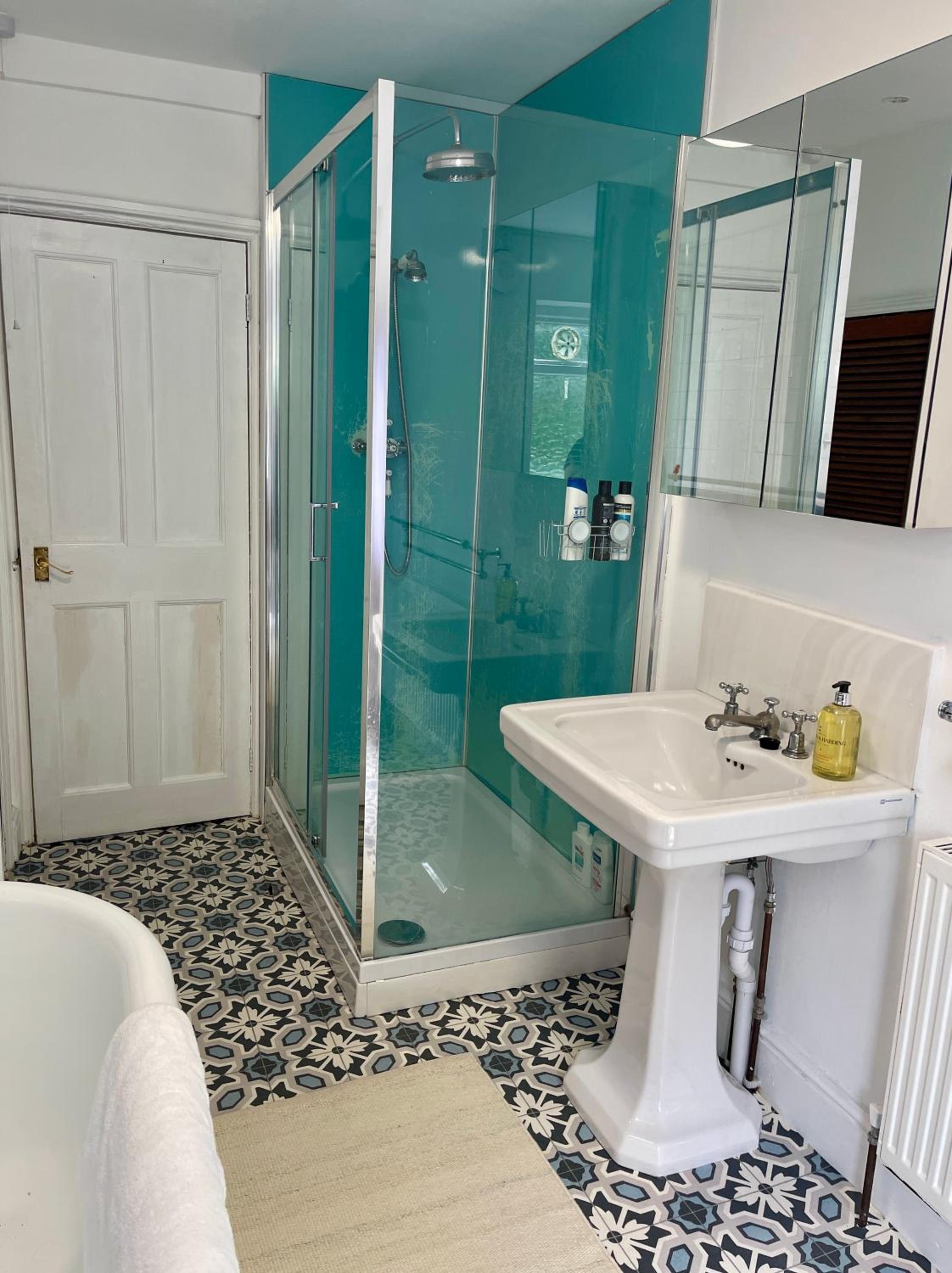 Spacious & Cosy Central London 3-bed Victoria TownHouse, with Private Garden
