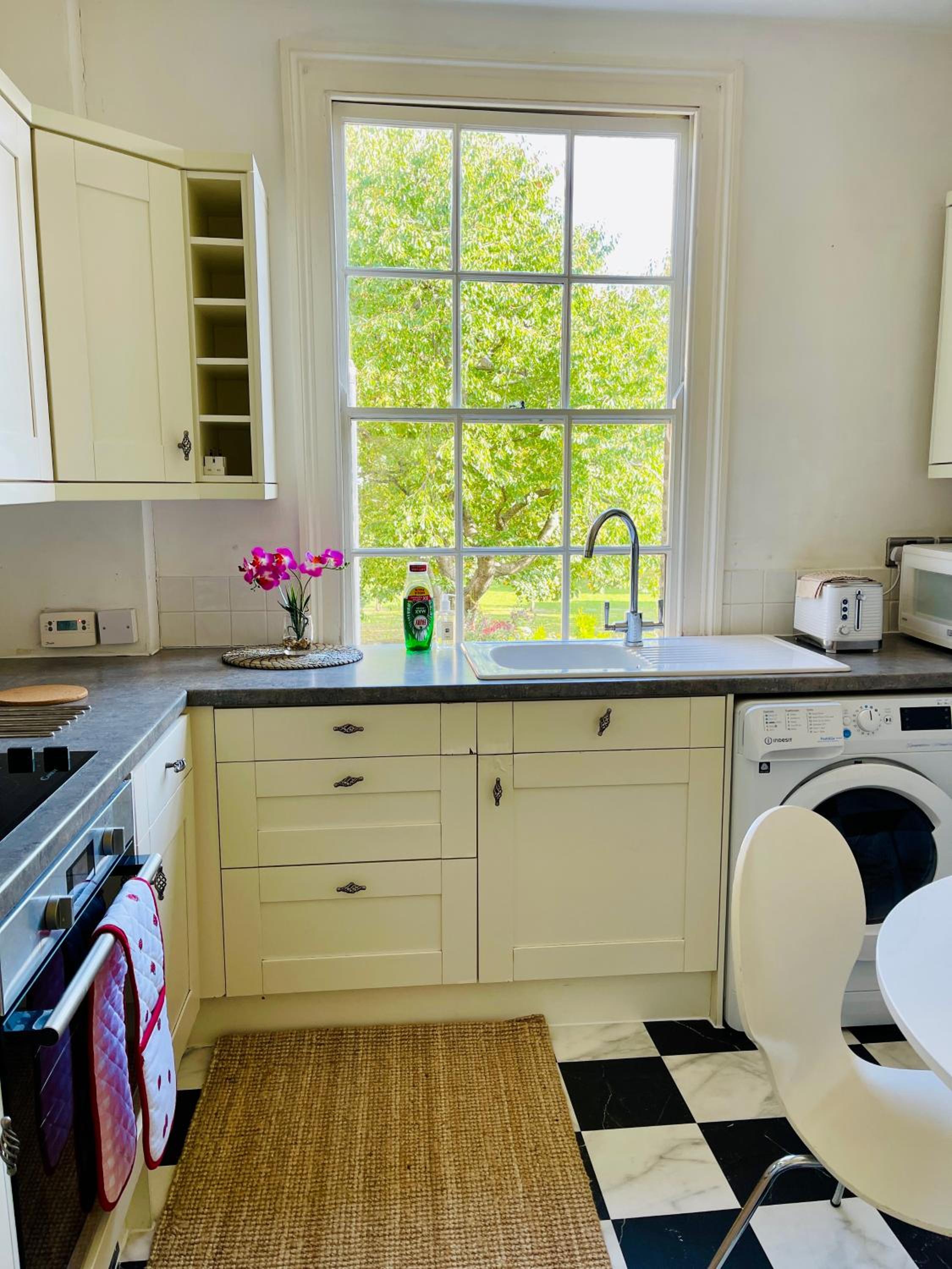 Spacious & Cosy Central London 3-bed Victoria TownHouse, with Private Garden