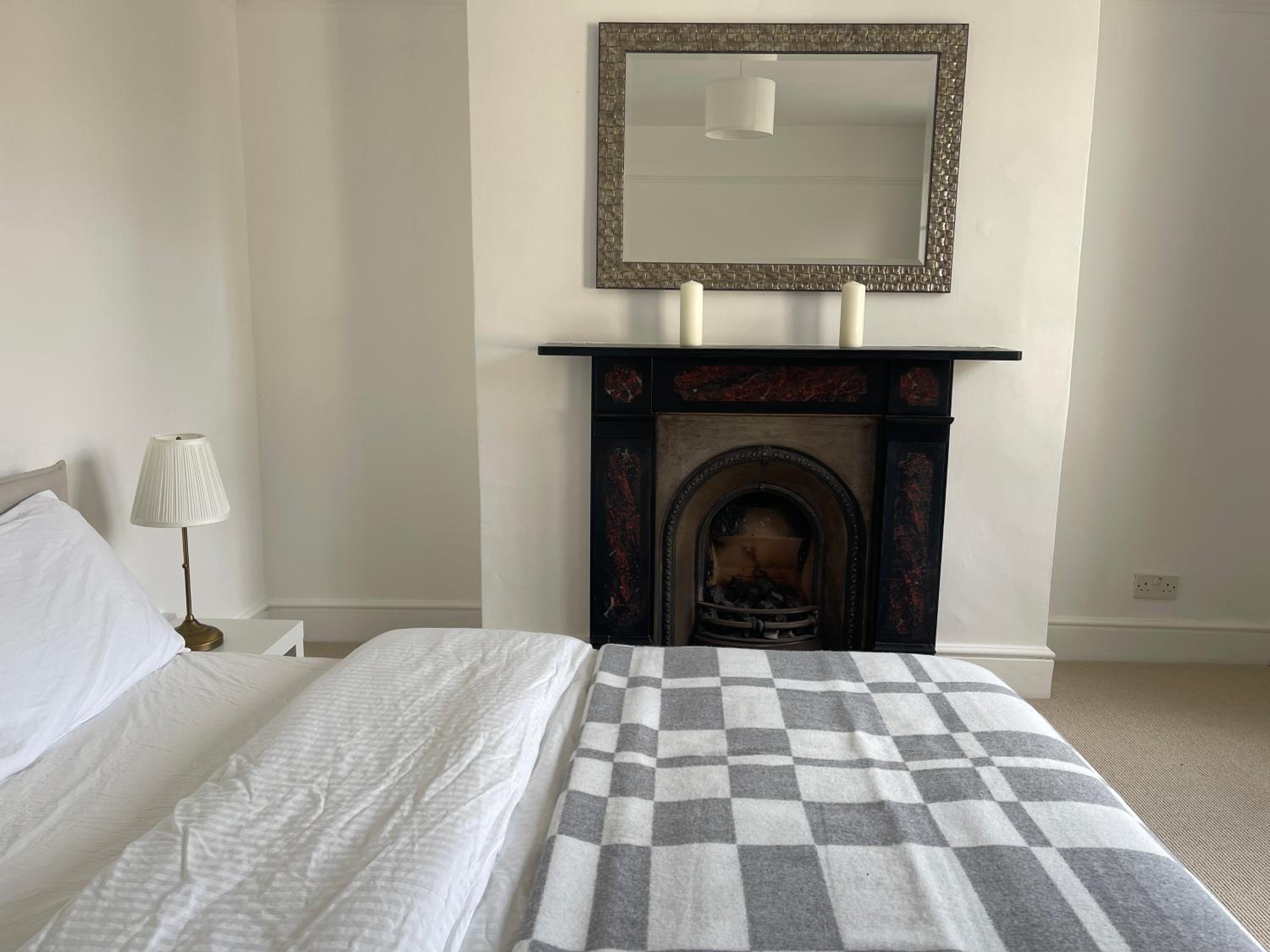 Spacious & Cosy Central London 3-bed Victoria TownHouse, with Private Garden