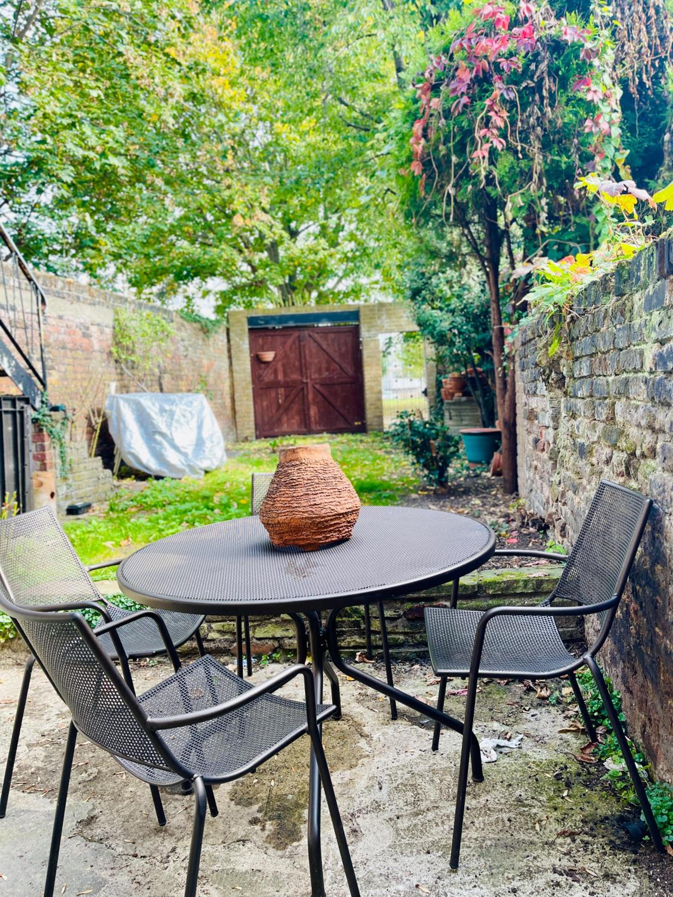 Spacious & Cosy Central London 3-bed Victoria TownHouse, with Private Garden