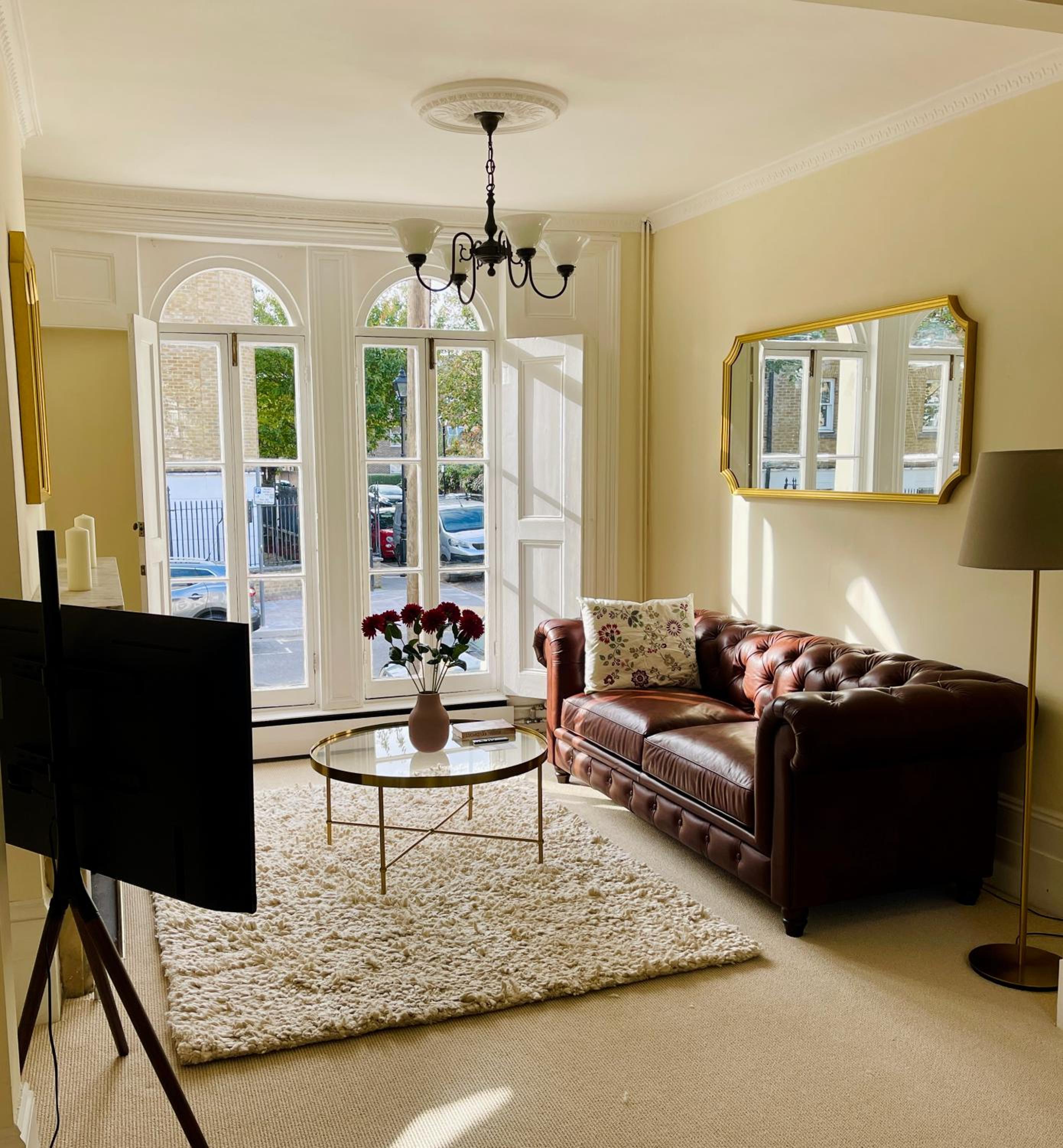 Spacious & Cosy Central London 3-bed Victoria TownHouse, with Private Garden