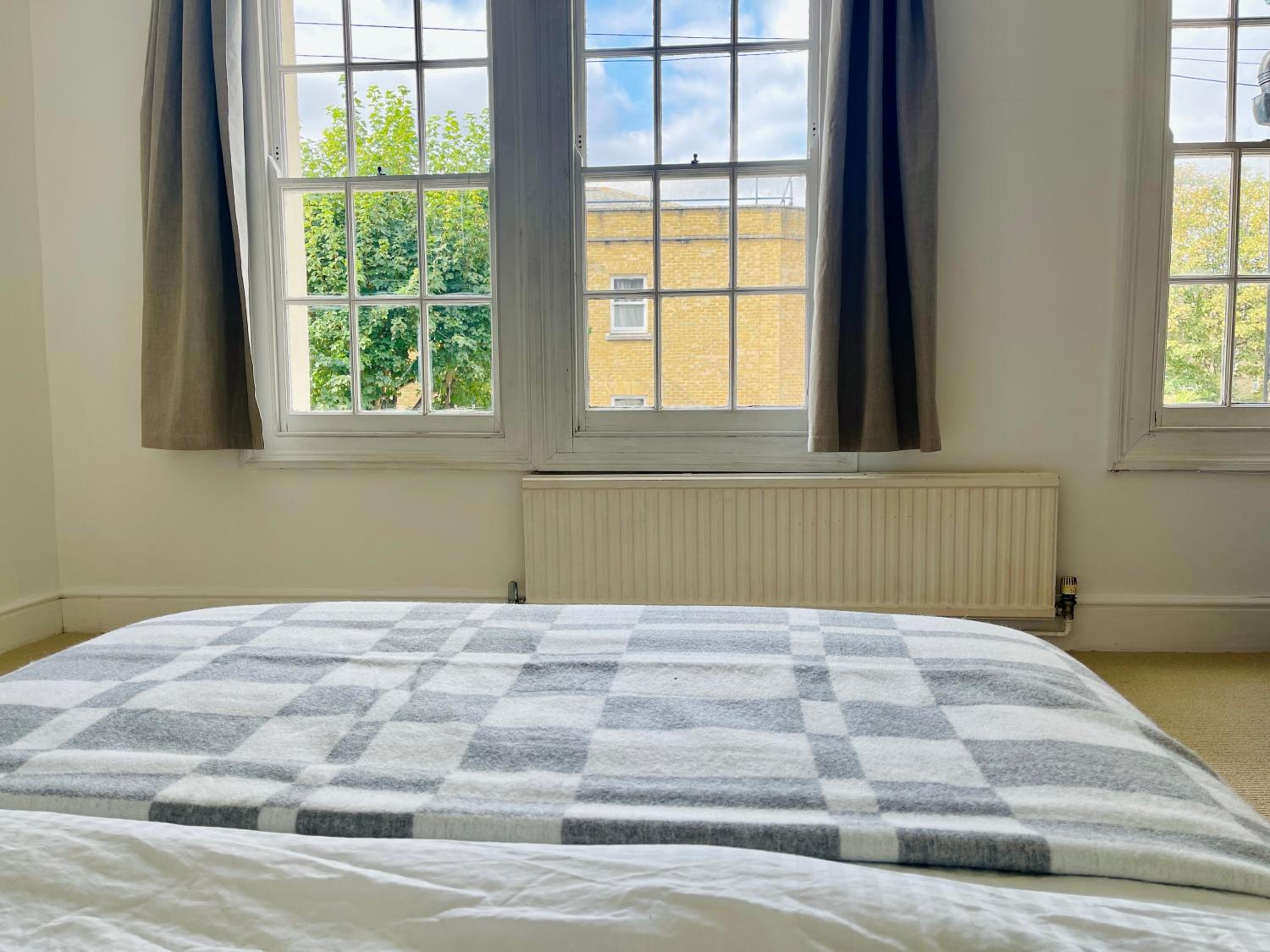 Spacious & Cosy Central London 3-bed Victoria TownHouse, with Private Garden