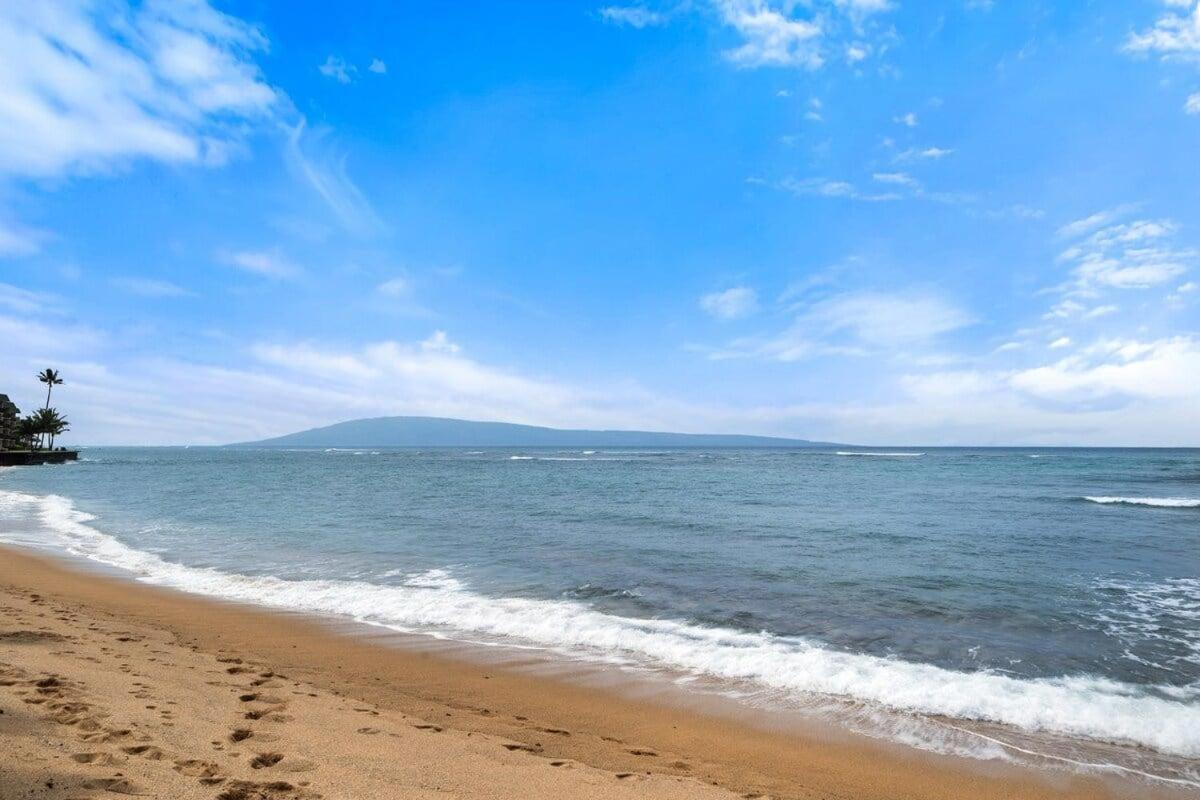 Kahana Village 3 · KHV 3 Remodeled 2BD Condo with Oceanfront Lan
