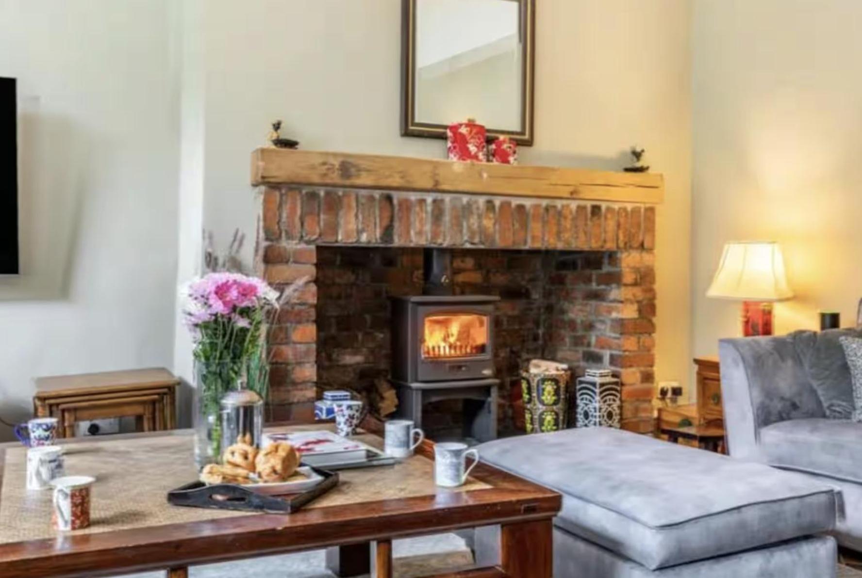 Hot Tub & Furry Friends - Characterful Buxton Home Pass The Keys