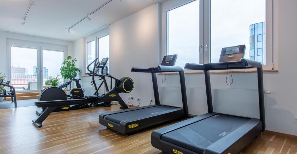 Homely! Skyview 2-Room Apartment, Airport, Fair, Rooftop, Gym!