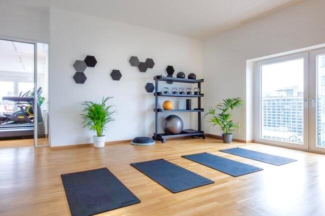 Homely! Skyview 2-Room Apartment, Airport, Fair, Rooftop, Gym!