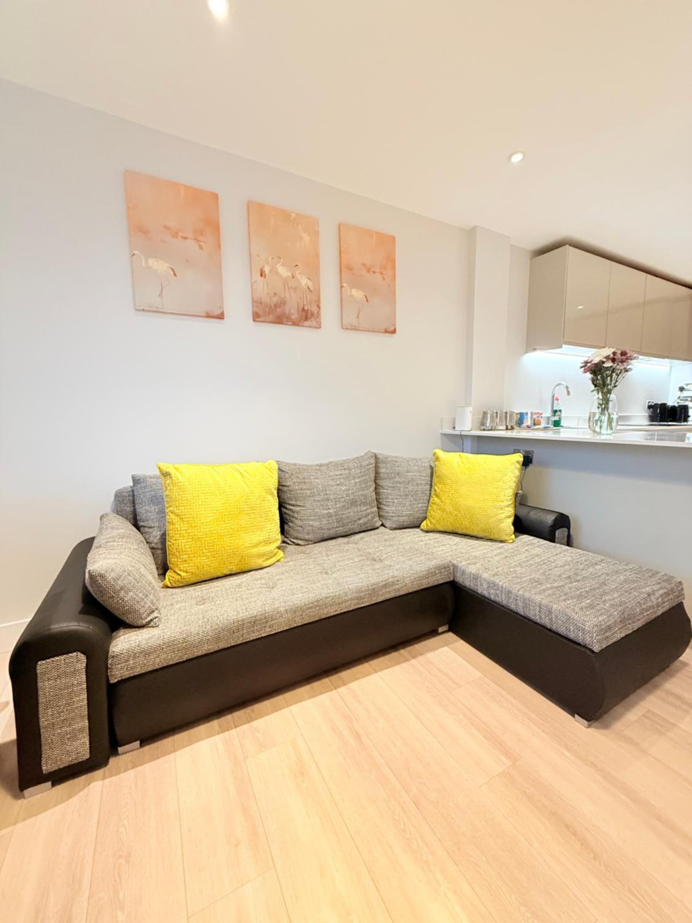 West London Residences - Private Terrace - Opposite Piccadilly Line 20min SOHO Oxford Street