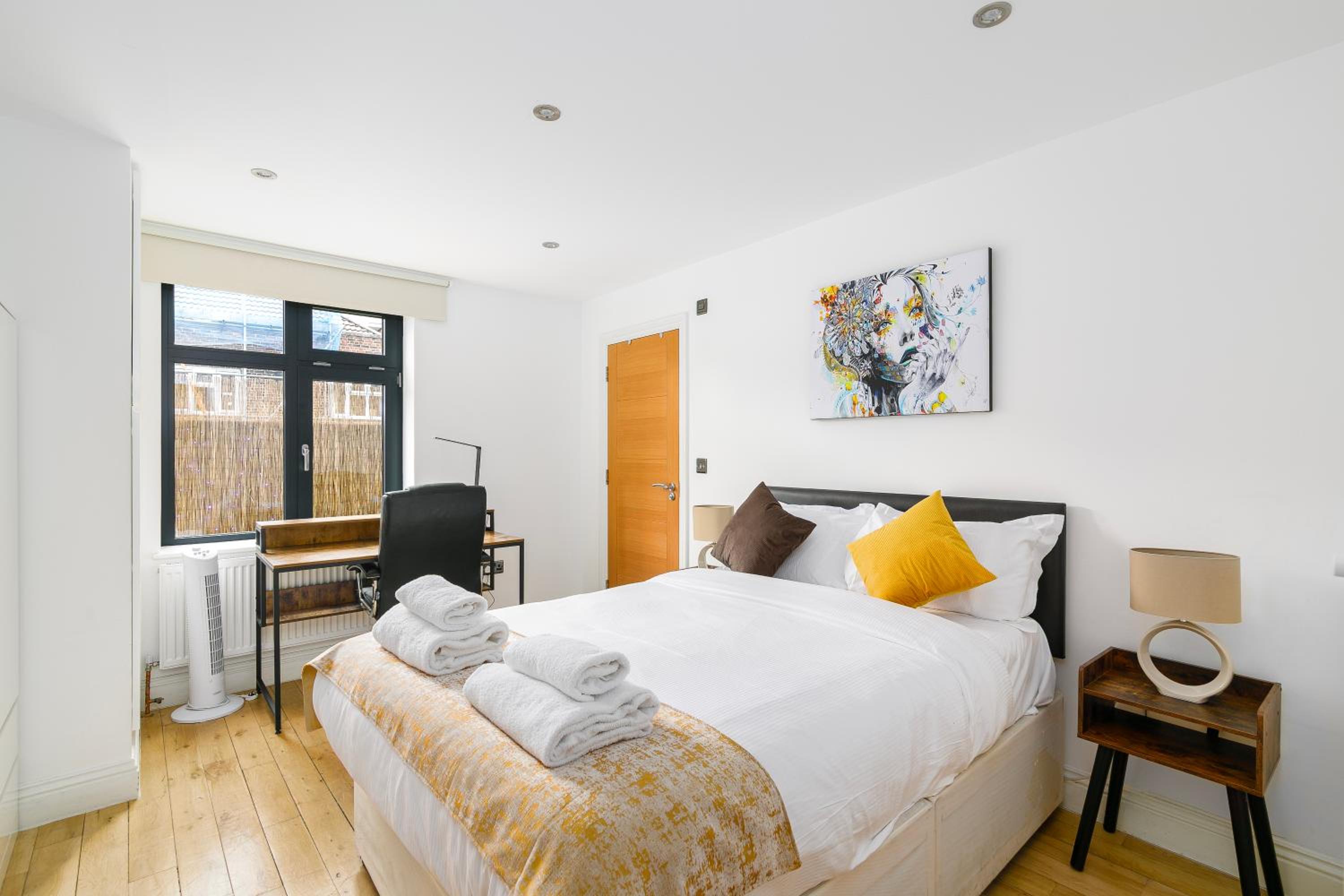 2 Bedroom, 2 Bathroom Apartment with Roof Terrace in Hoxton Shoreditch
