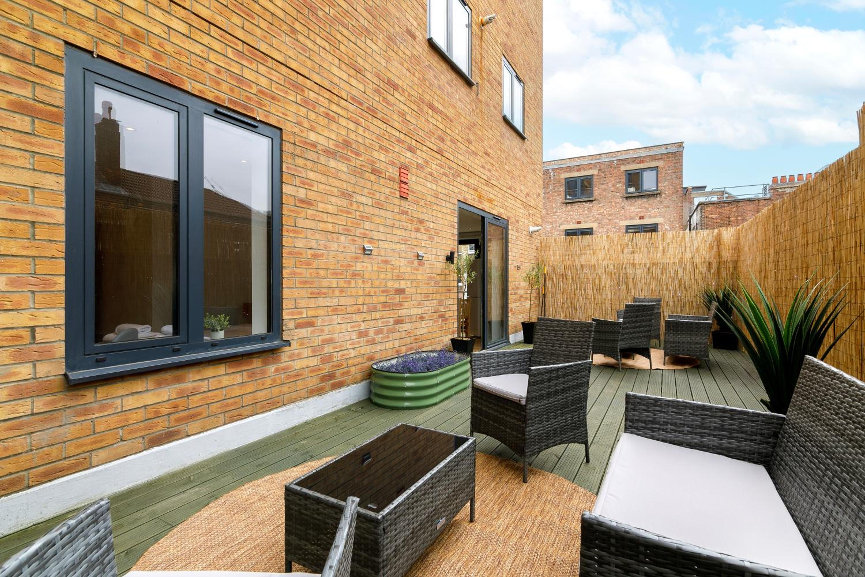 2 Bedroom, 2 Bathroom Apartment with Roof Terrace in Hoxton Shoreditch