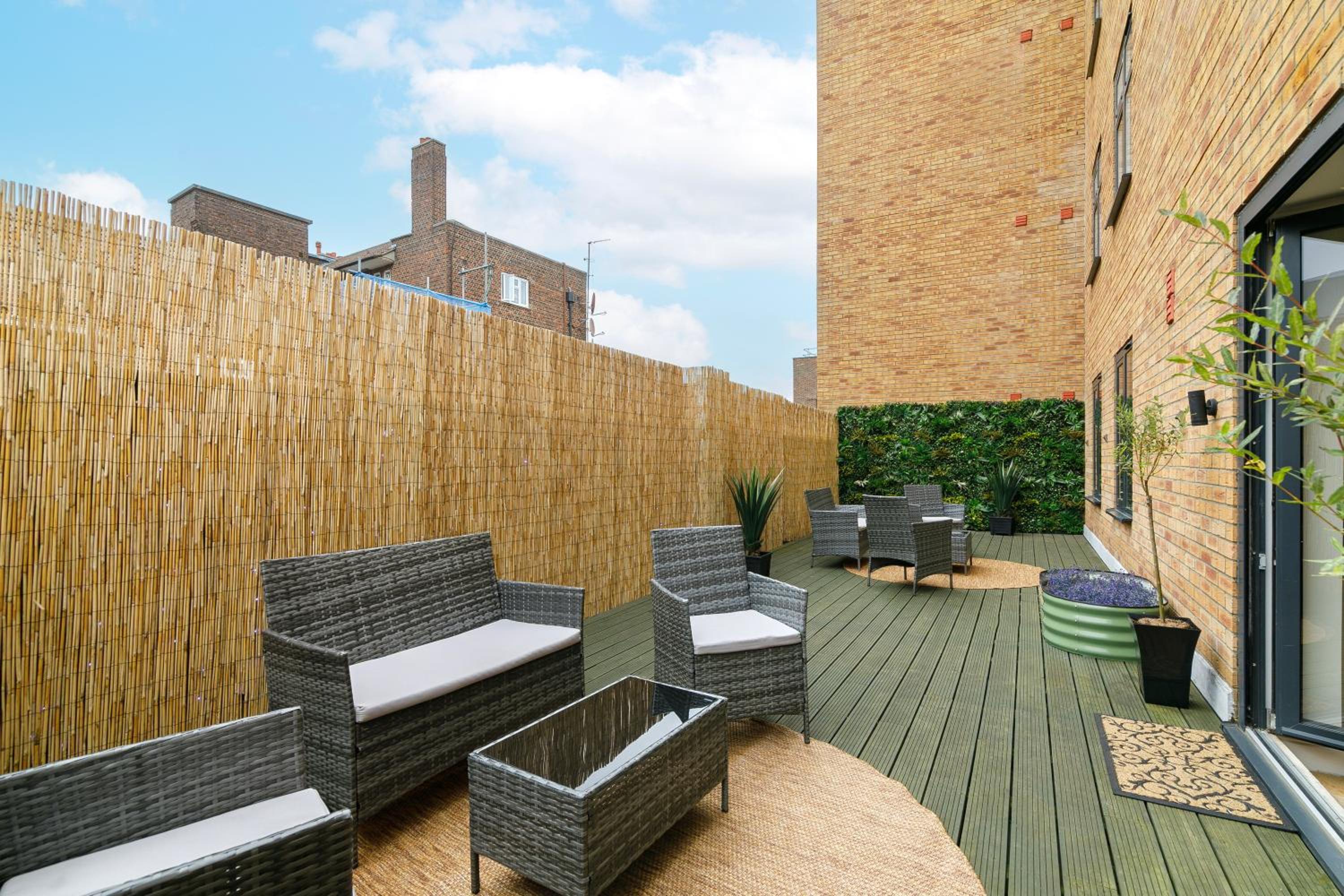 2 Bedroom, 2 Bathroom Apartment with Roof Terrace in Hoxton Shoreditch