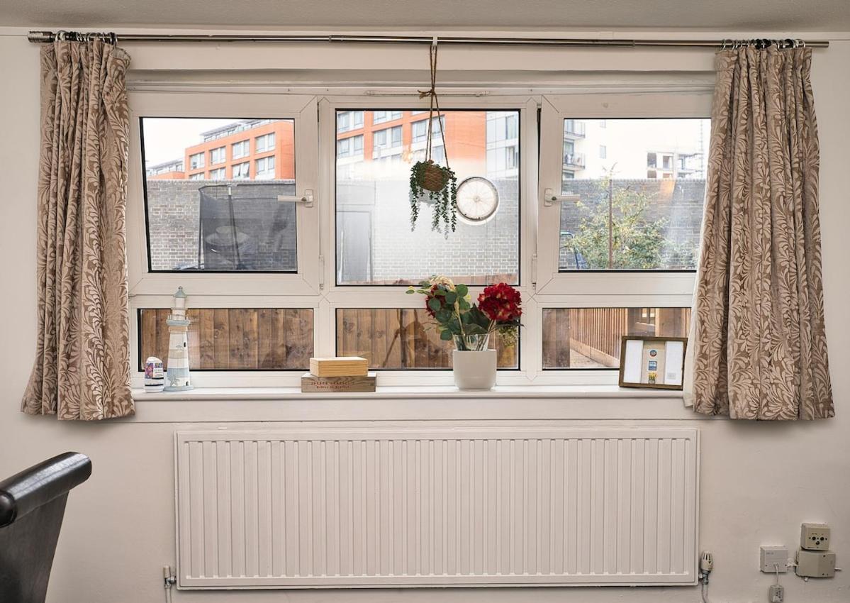 Stylish Stratford London E15 Stay Sleeps 5 Near Tube and City