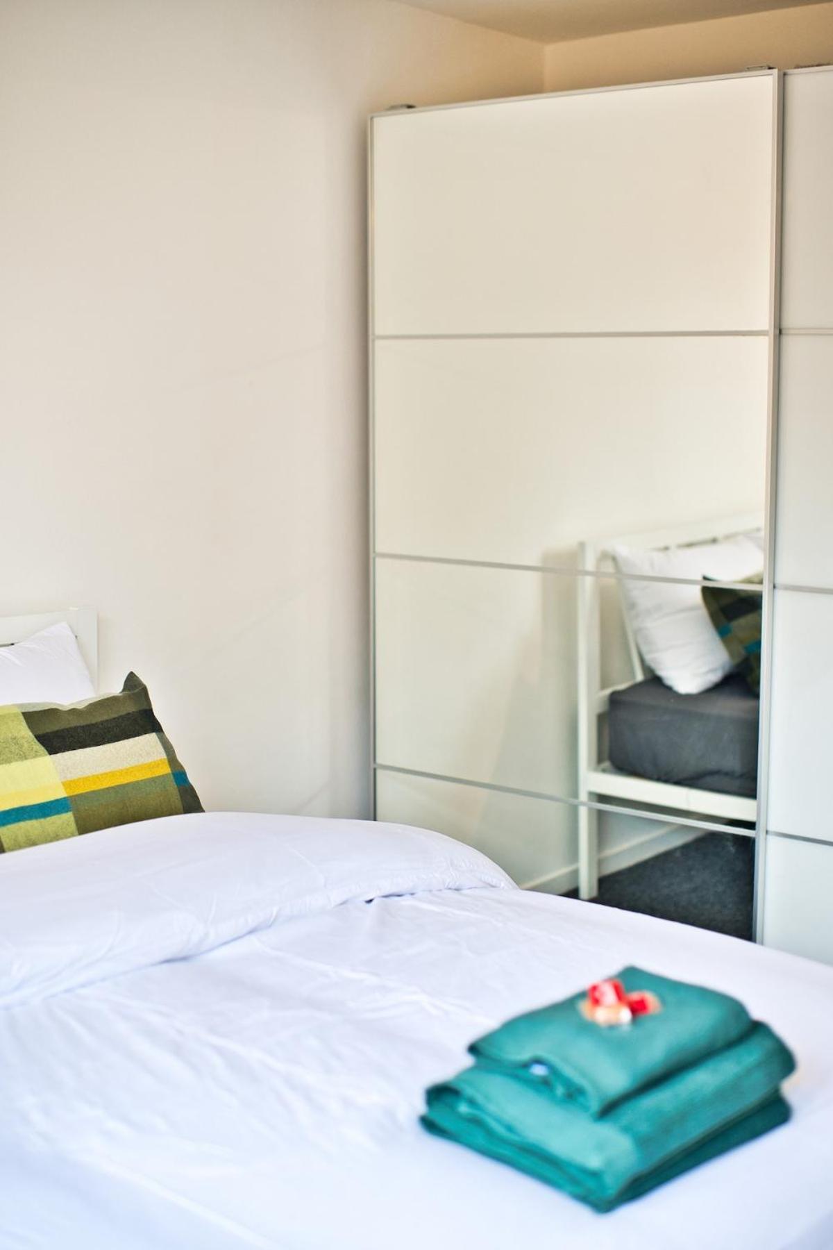 Stylish Stratford London E15 Stay Sleeps 5 Near Tube and City
