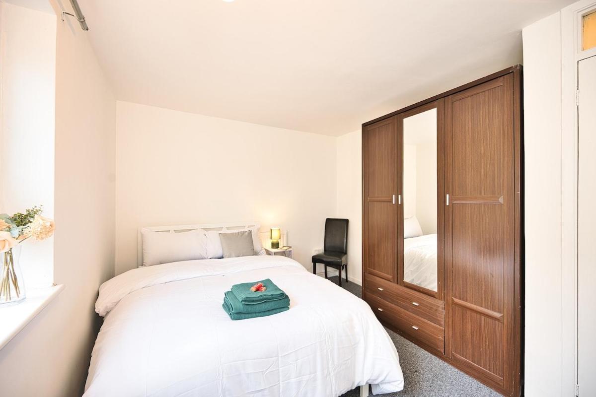 Stylish Stratford London E15 Stay Sleeps 5 Near Tube and City