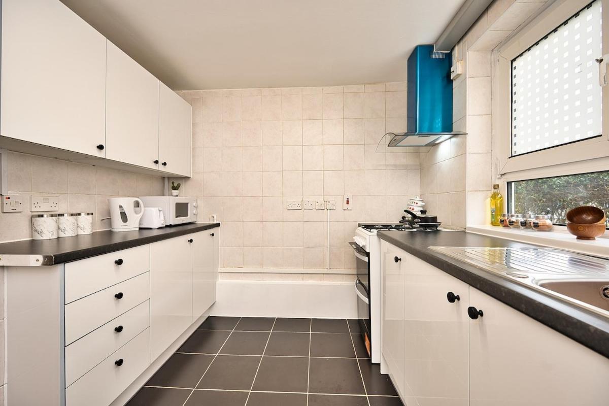 Stylish Stratford London E15 Stay Sleeps 5 Near Tube and City